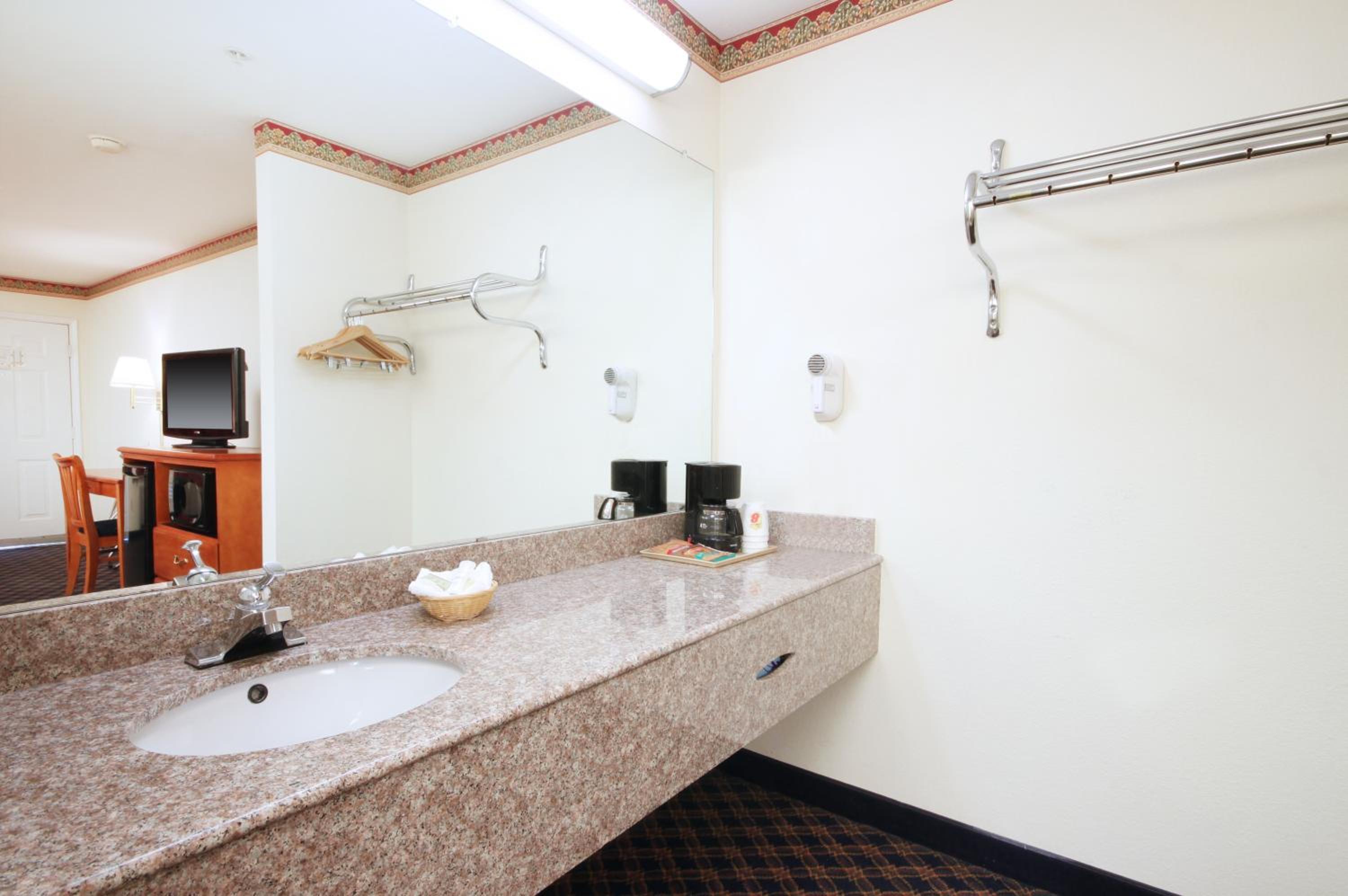 King Room - Non-Smoking - Photo 4
