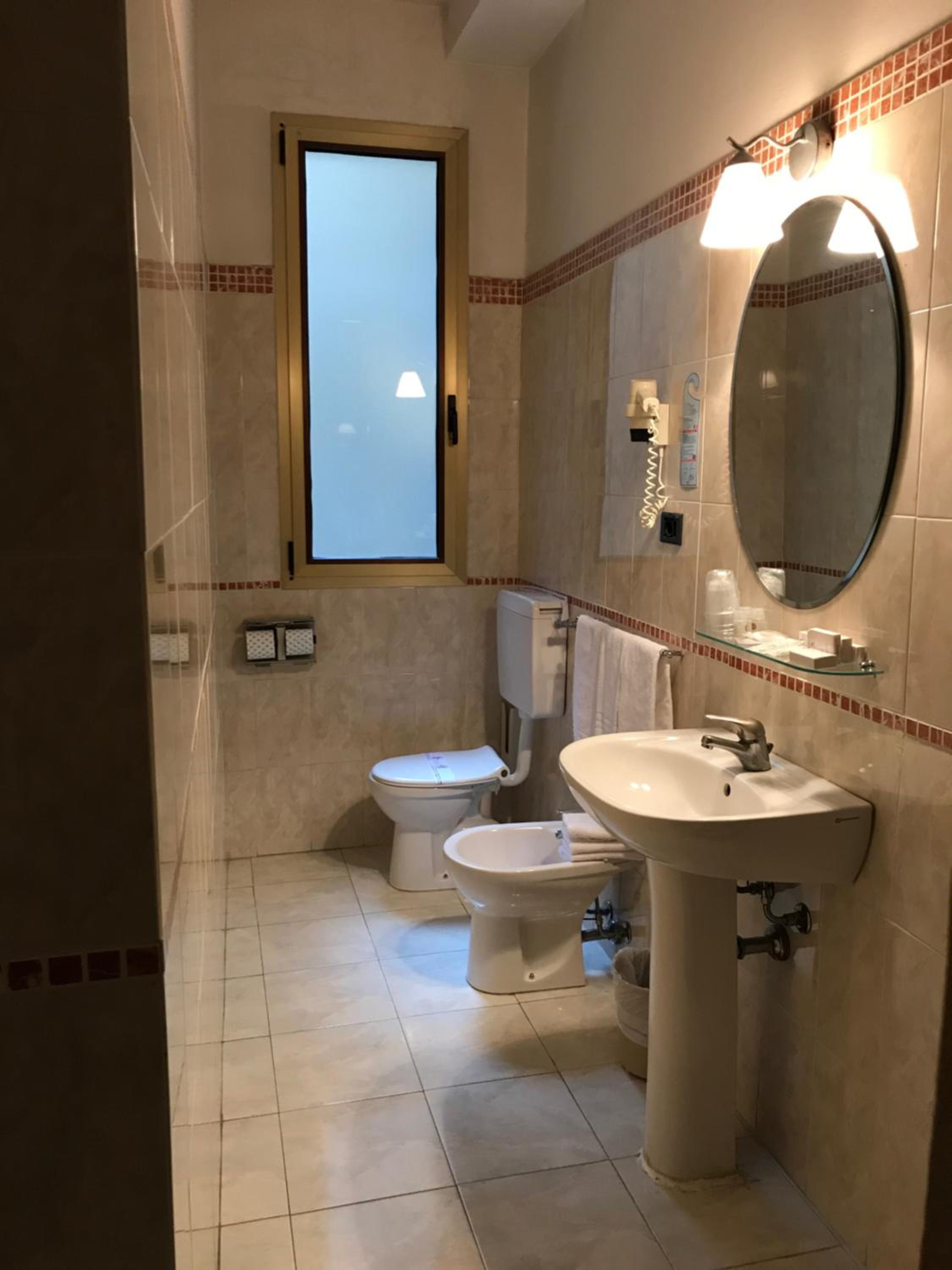 Standard Double Room - Photo 3