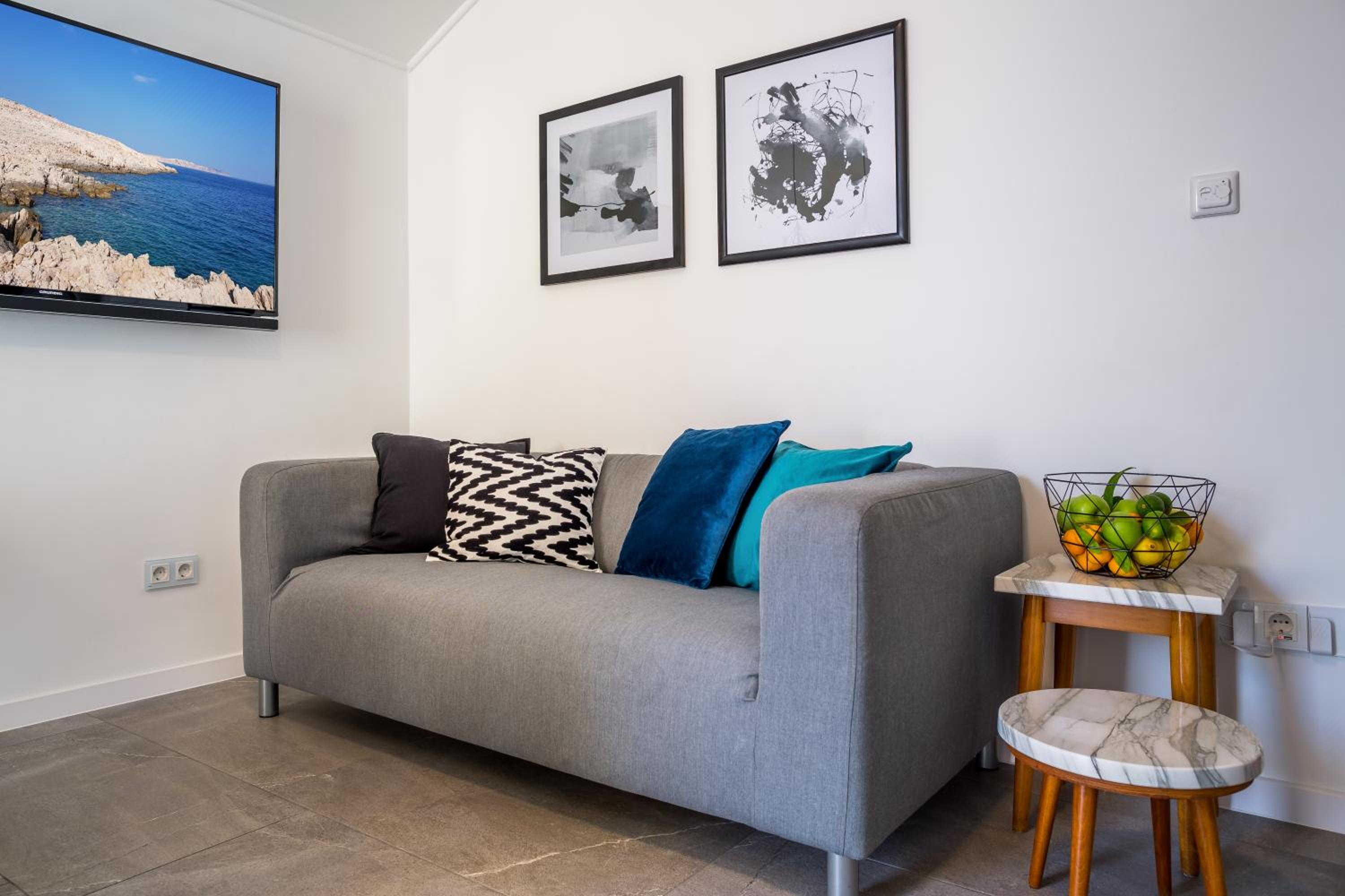 Two-Bedroom Apartment with Balcony and Sea View photo 2