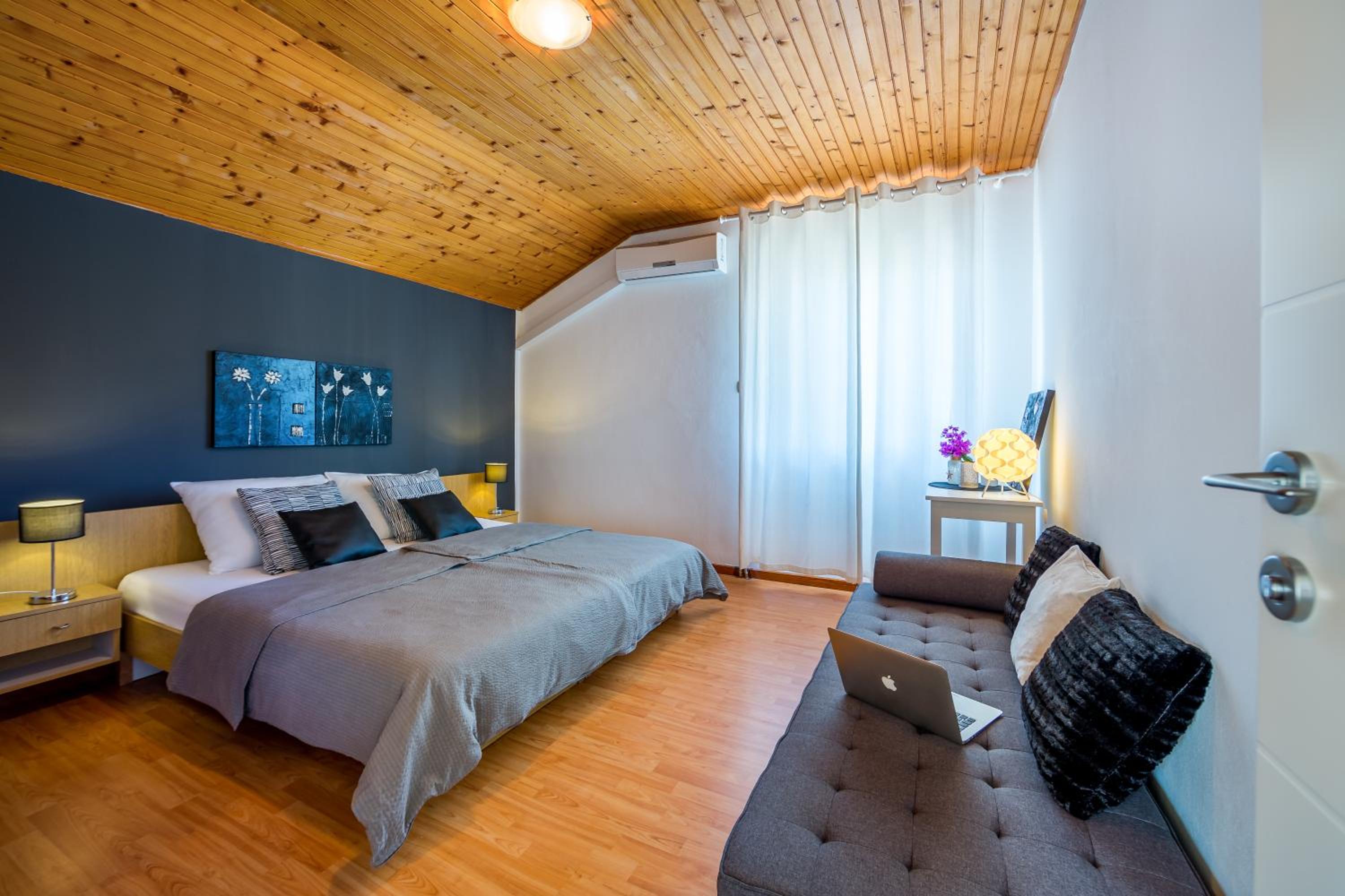 Two-Bedroom Apartment with Balcony and Sea View photo 2