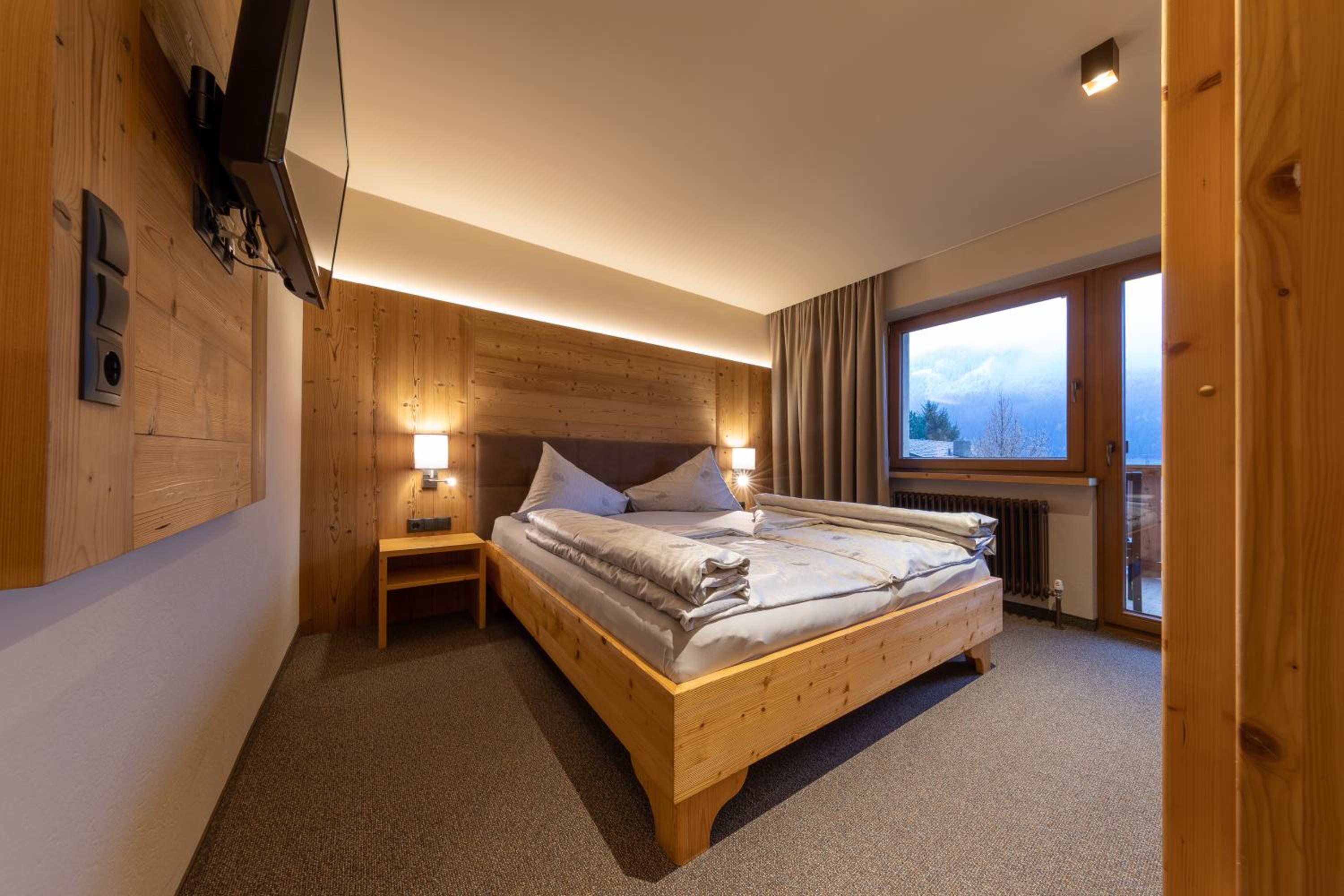 Superior Three-Bedroom Apartment - Photo 4