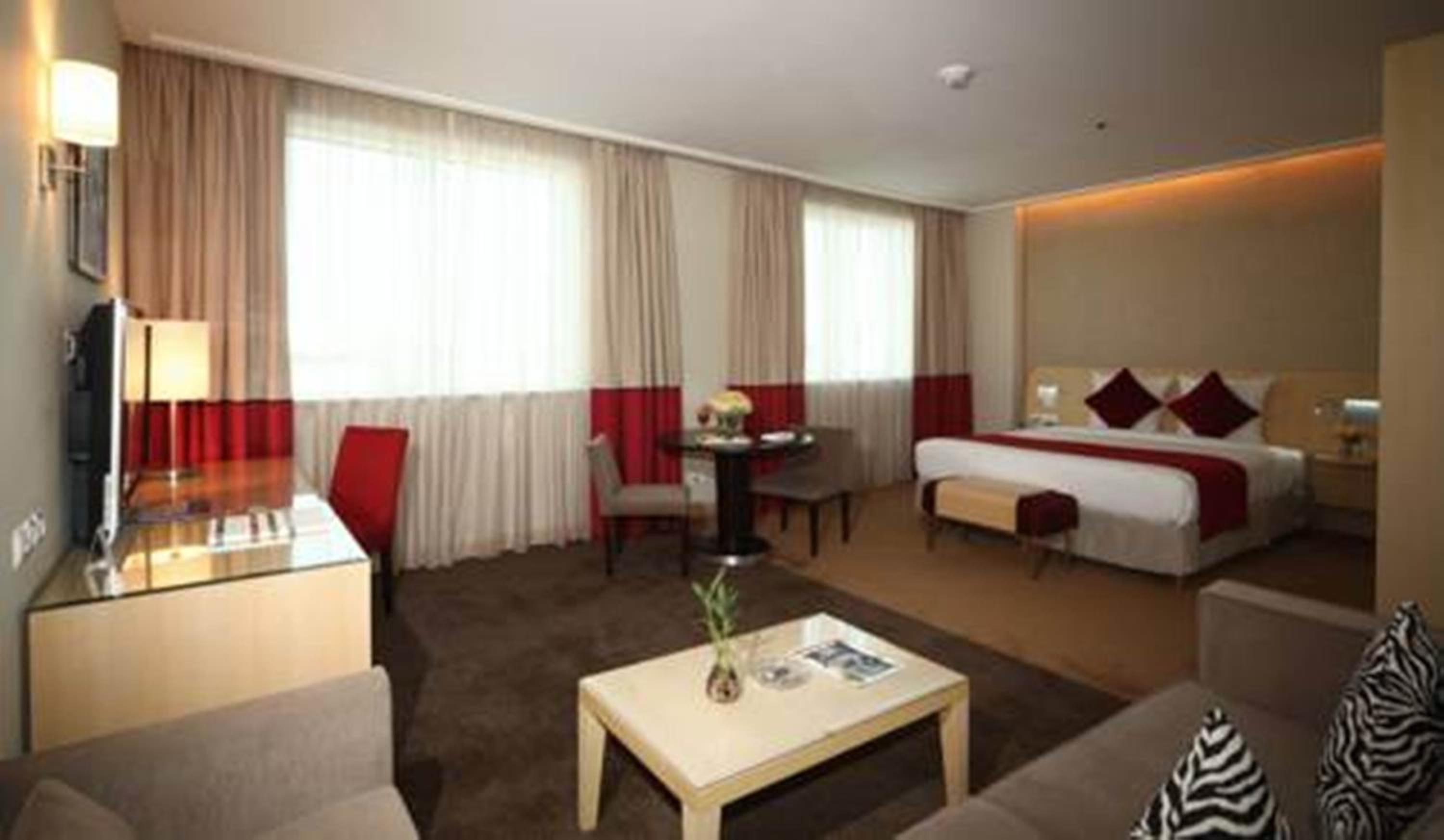 Junior Queen Suite