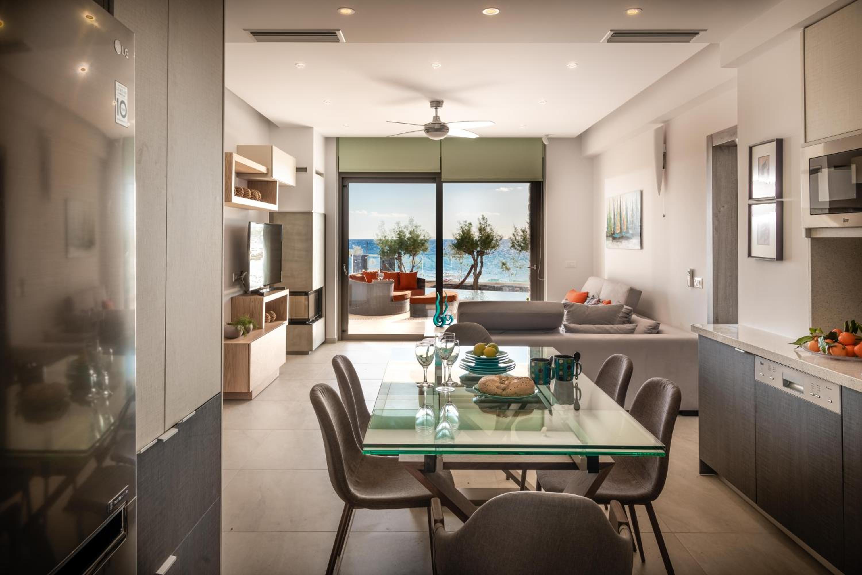  Deluxe Sea Front Five-Bedroom Villa  photo 2