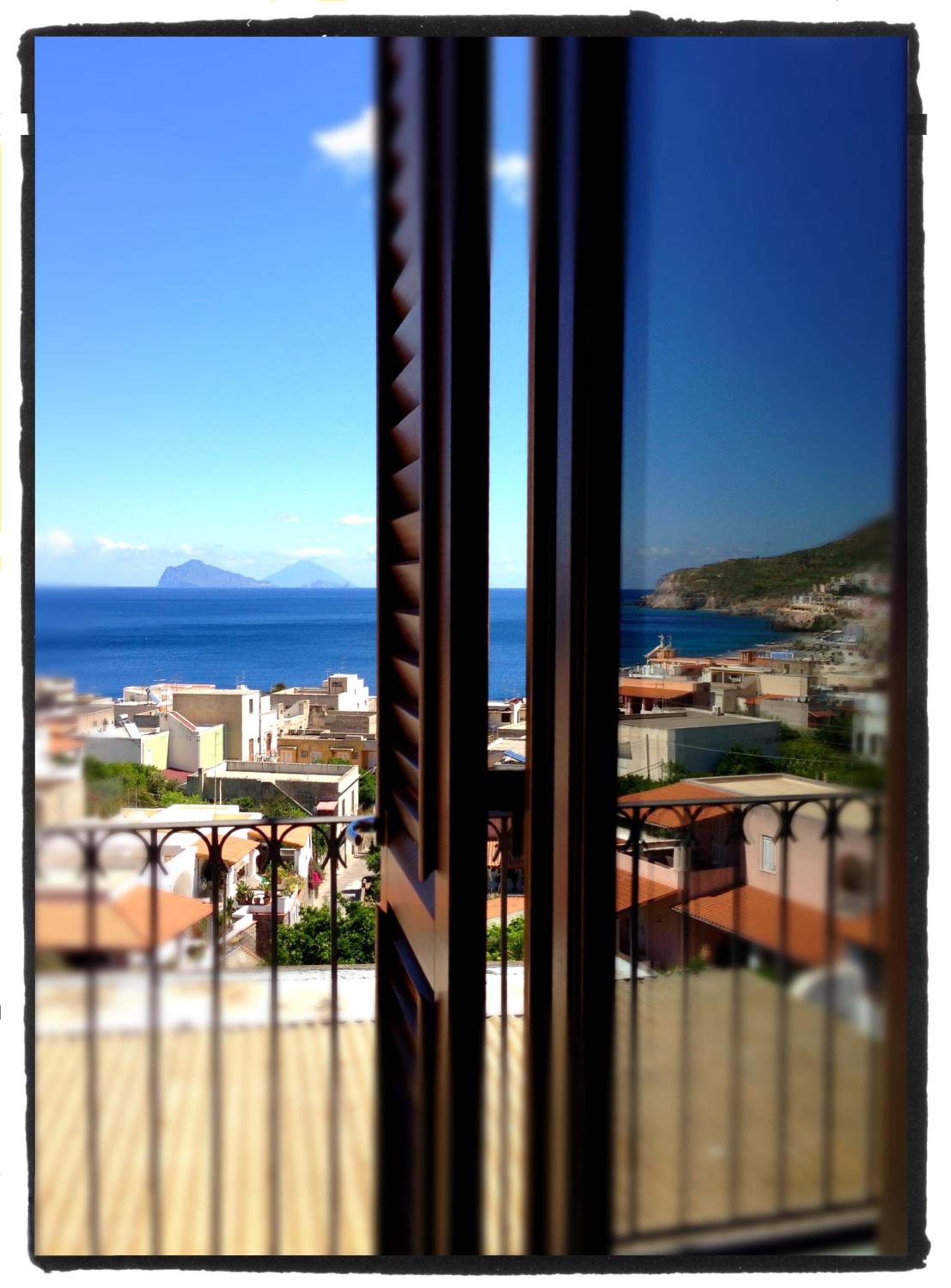 Double or Twin Room with Balcony and Sea View - Photo 8