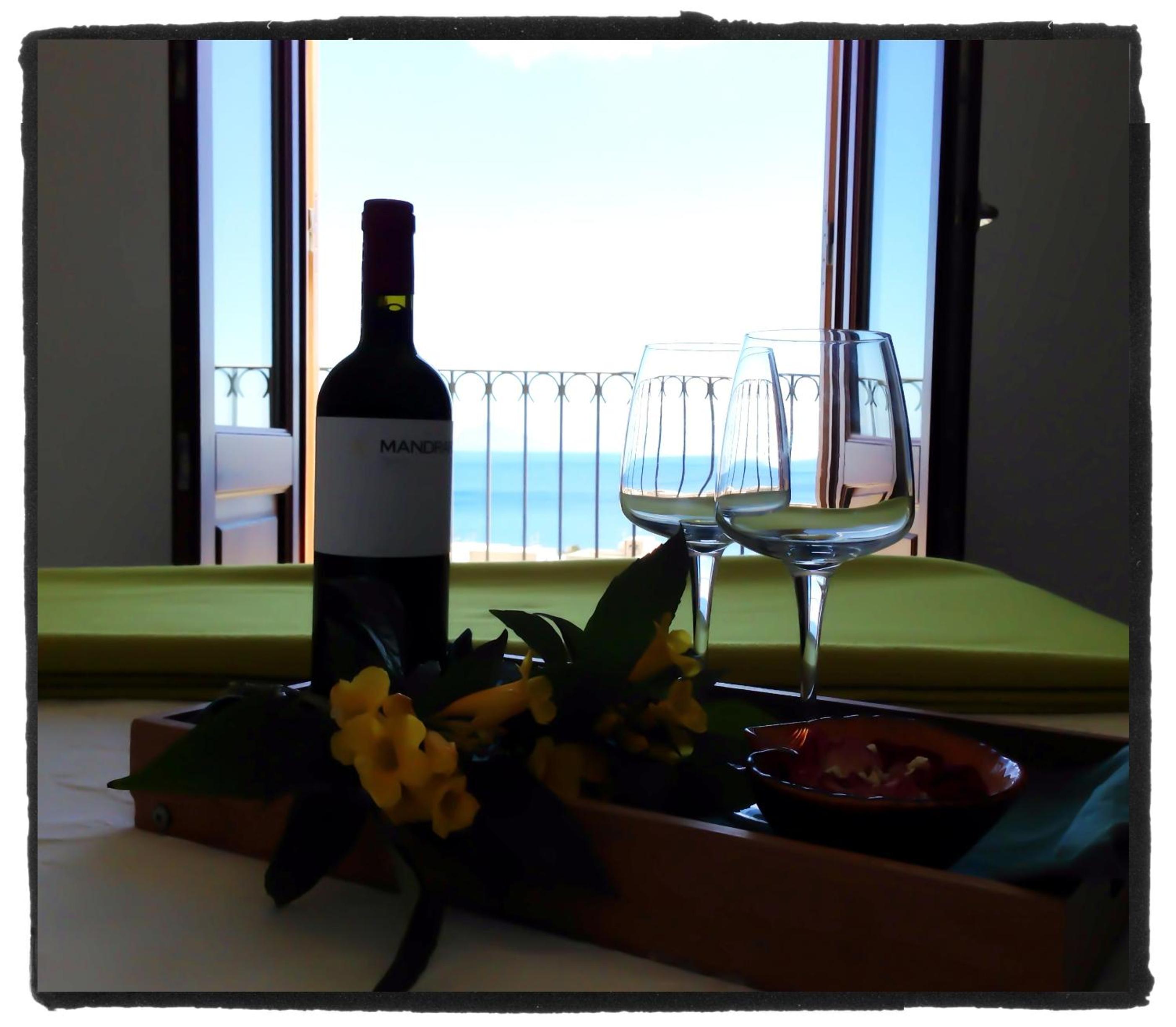 Double or Twin Room with Balcony and Sea View - Photo 5