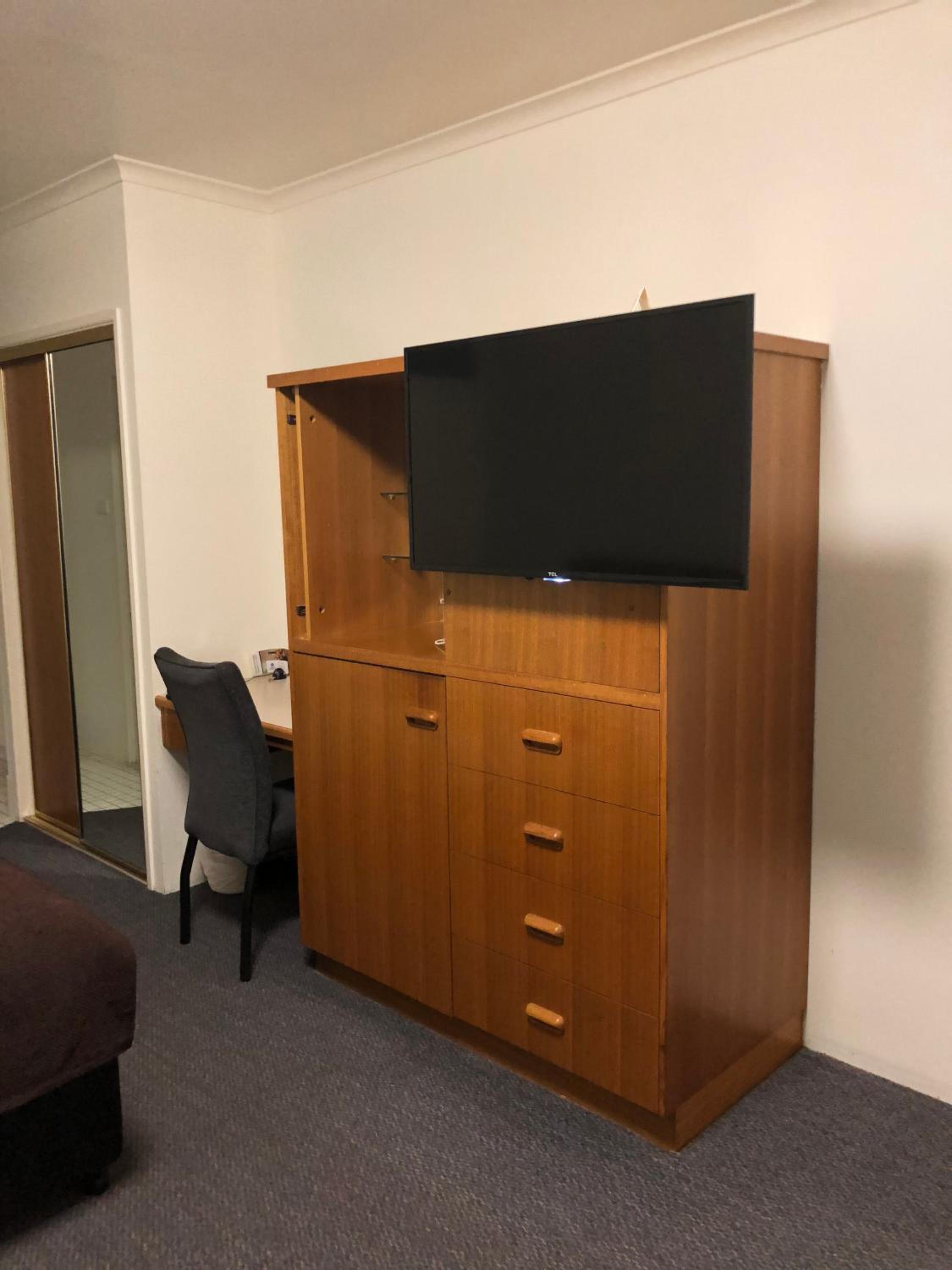 Deluxe King Room - Photo 10