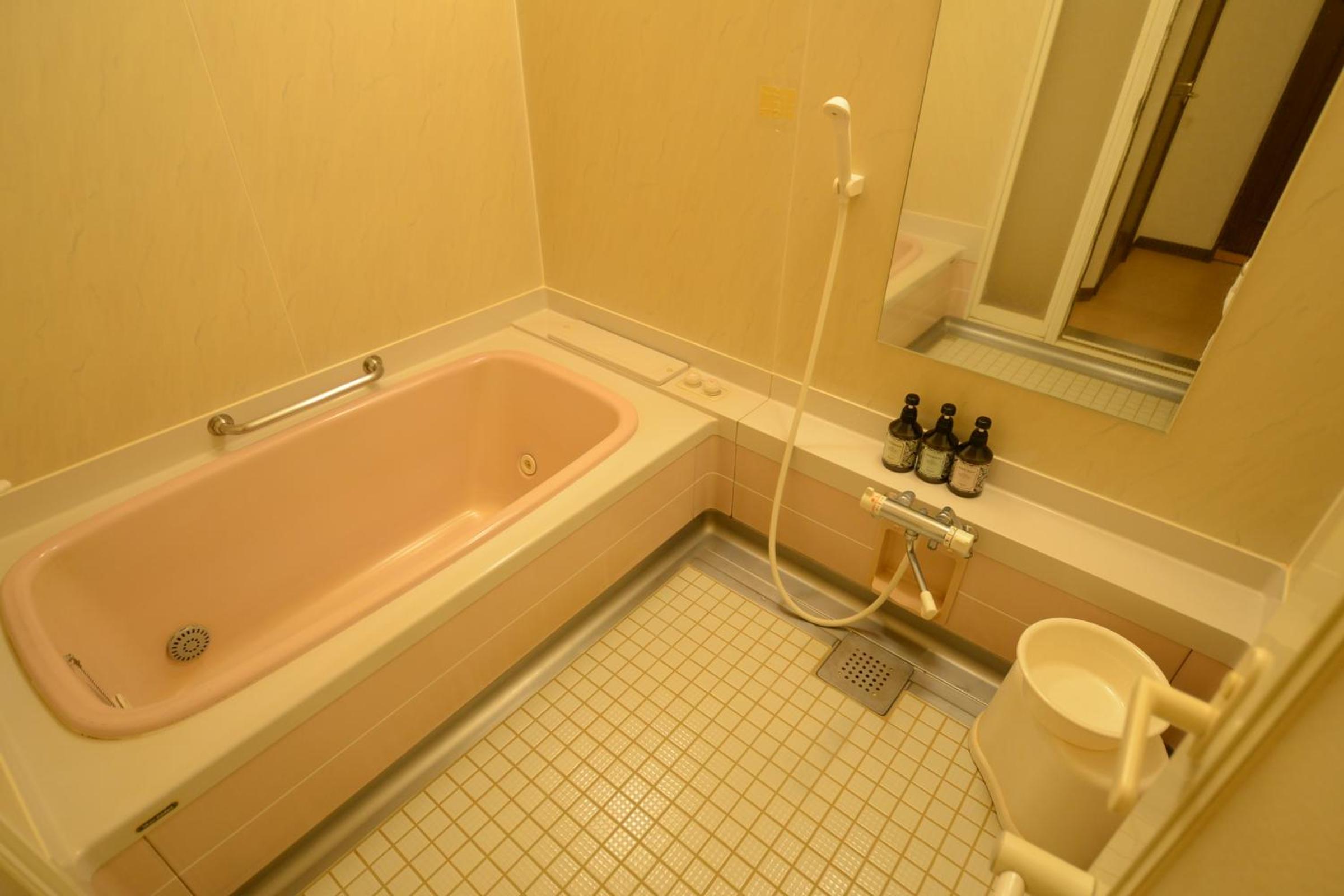 Double Room with Private Bathroom - Smoking - Photo 3