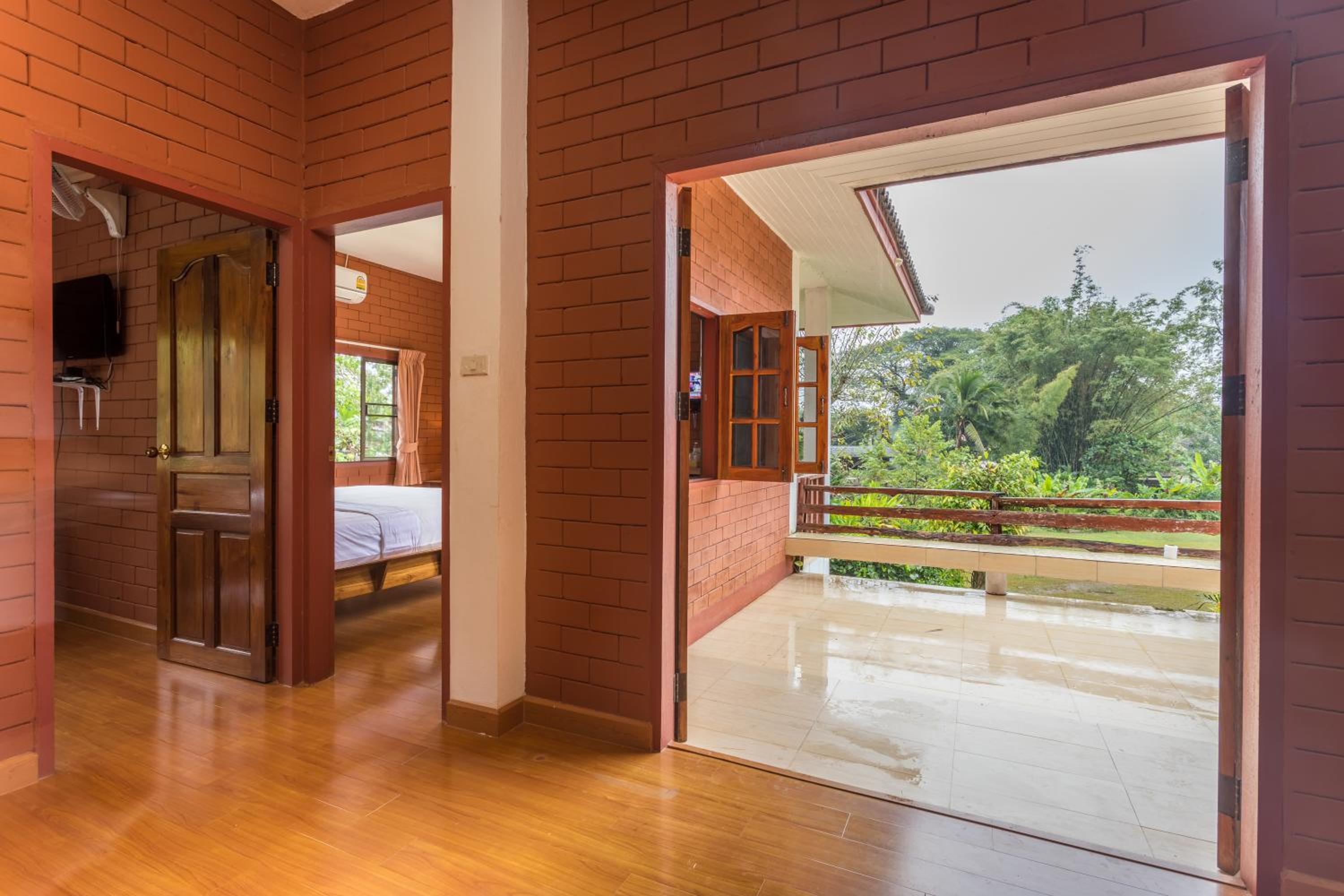 Family Room with Garden View - Photo 13