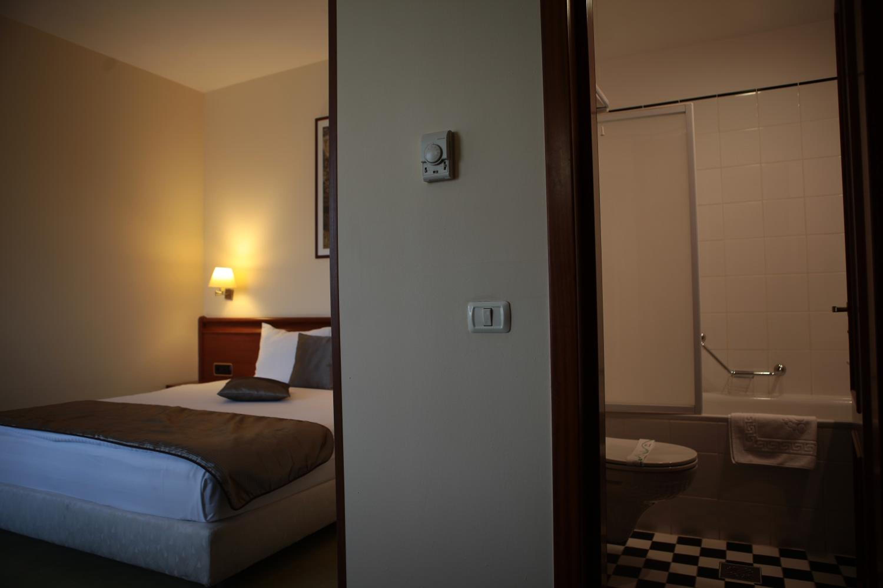 Double Room with Balcony - Photo 3