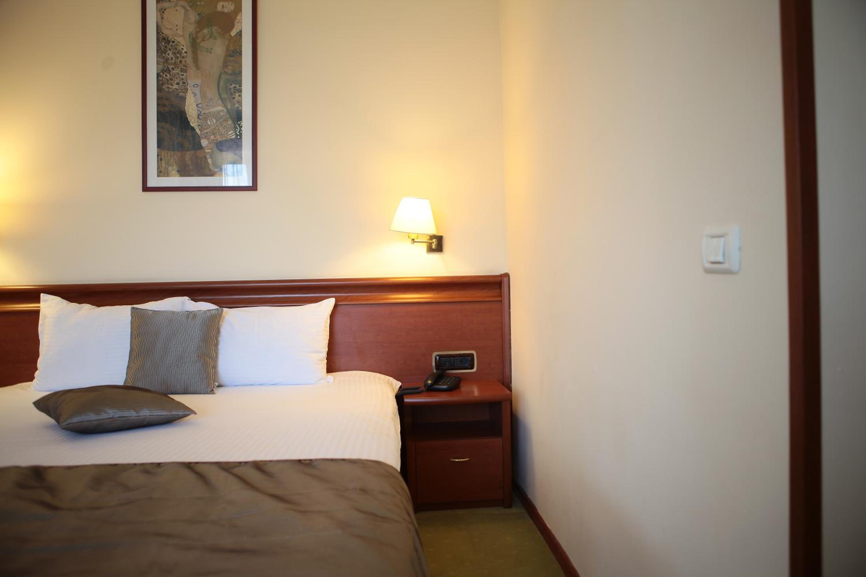 Double Room with Balcony - Photo 4