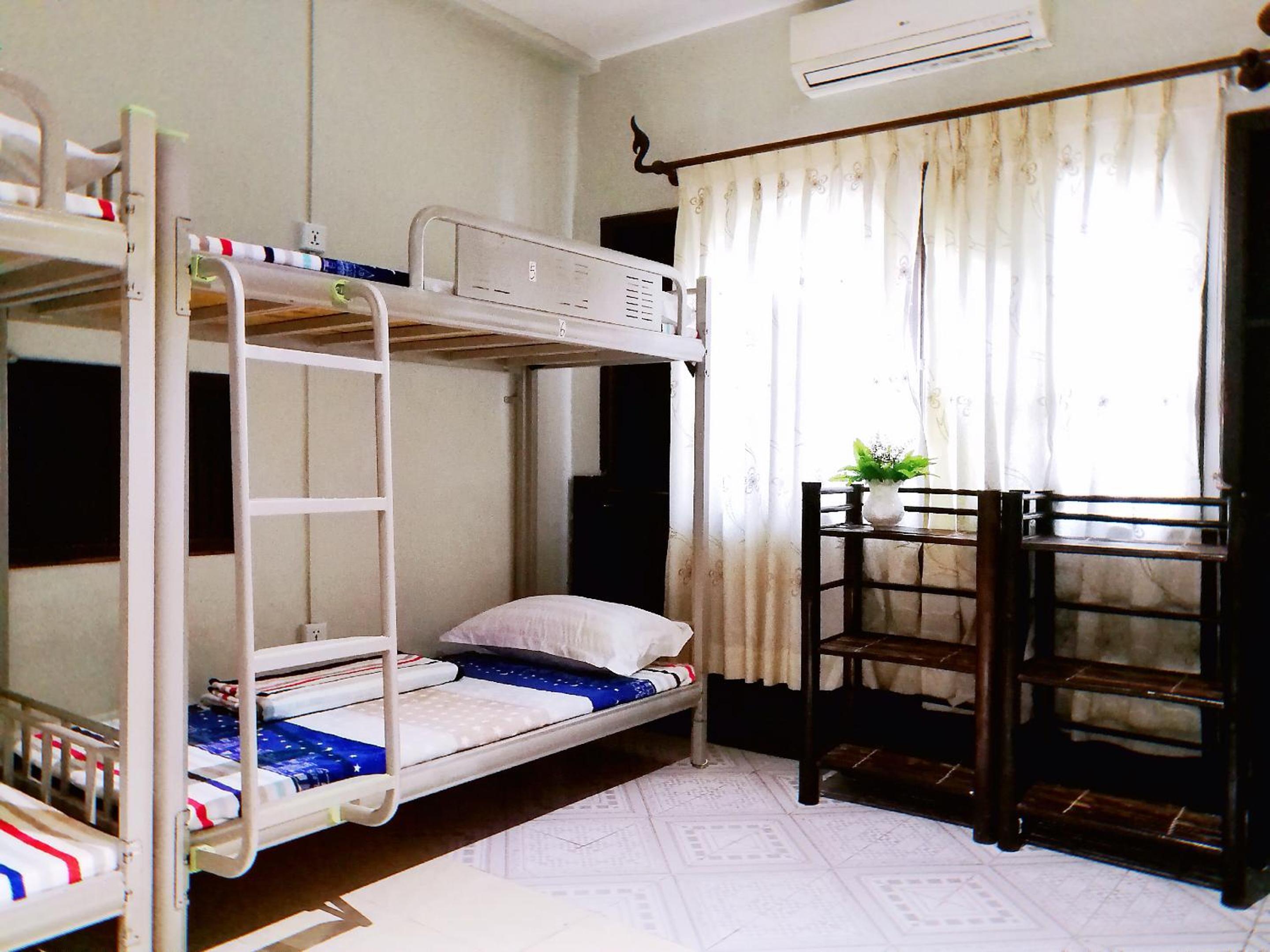 Bed in 5-Bed Mixed Dormitory Room with Balcony