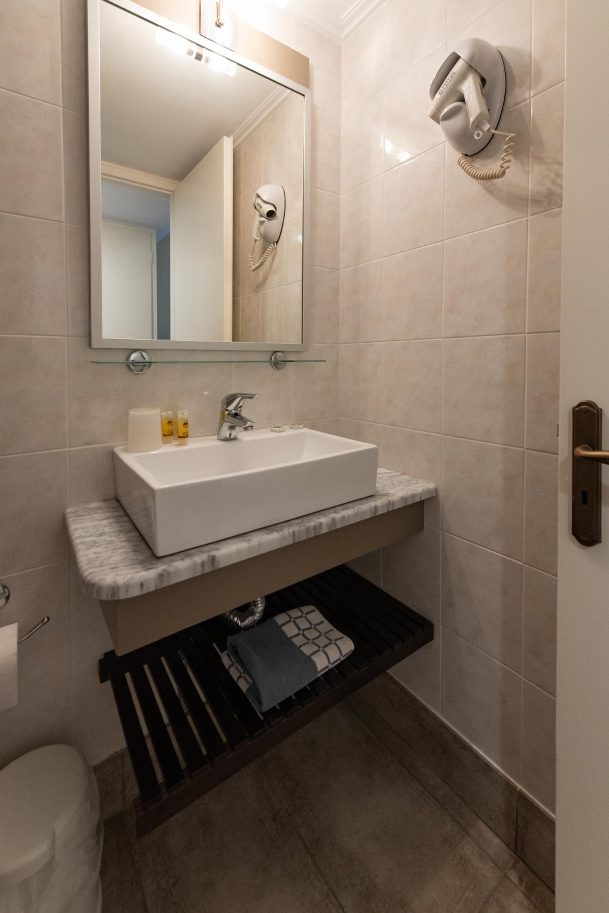 Deluxe Double Room with Side Sea View photo 2