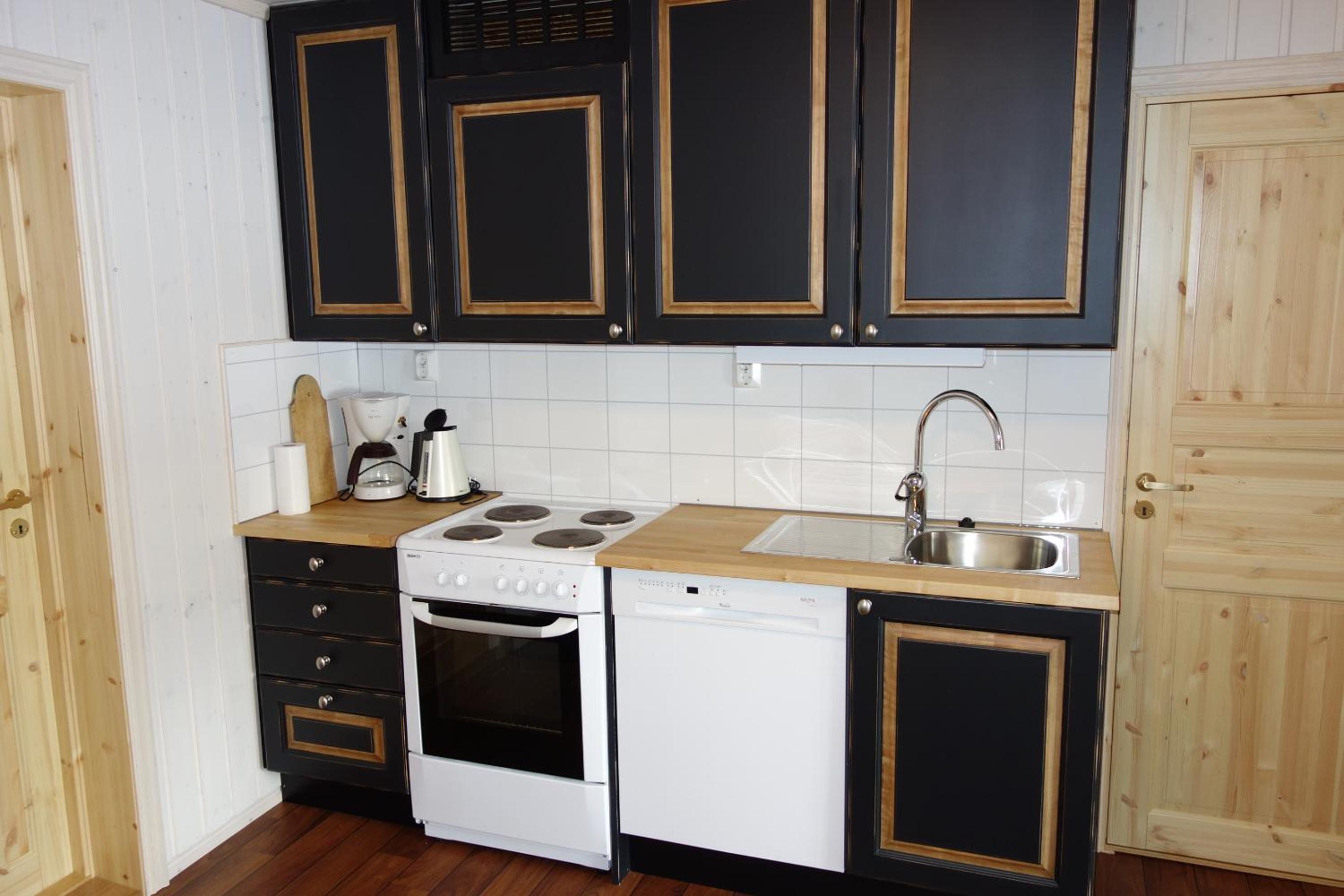 Three-Bedroom Cottage - Photo 7