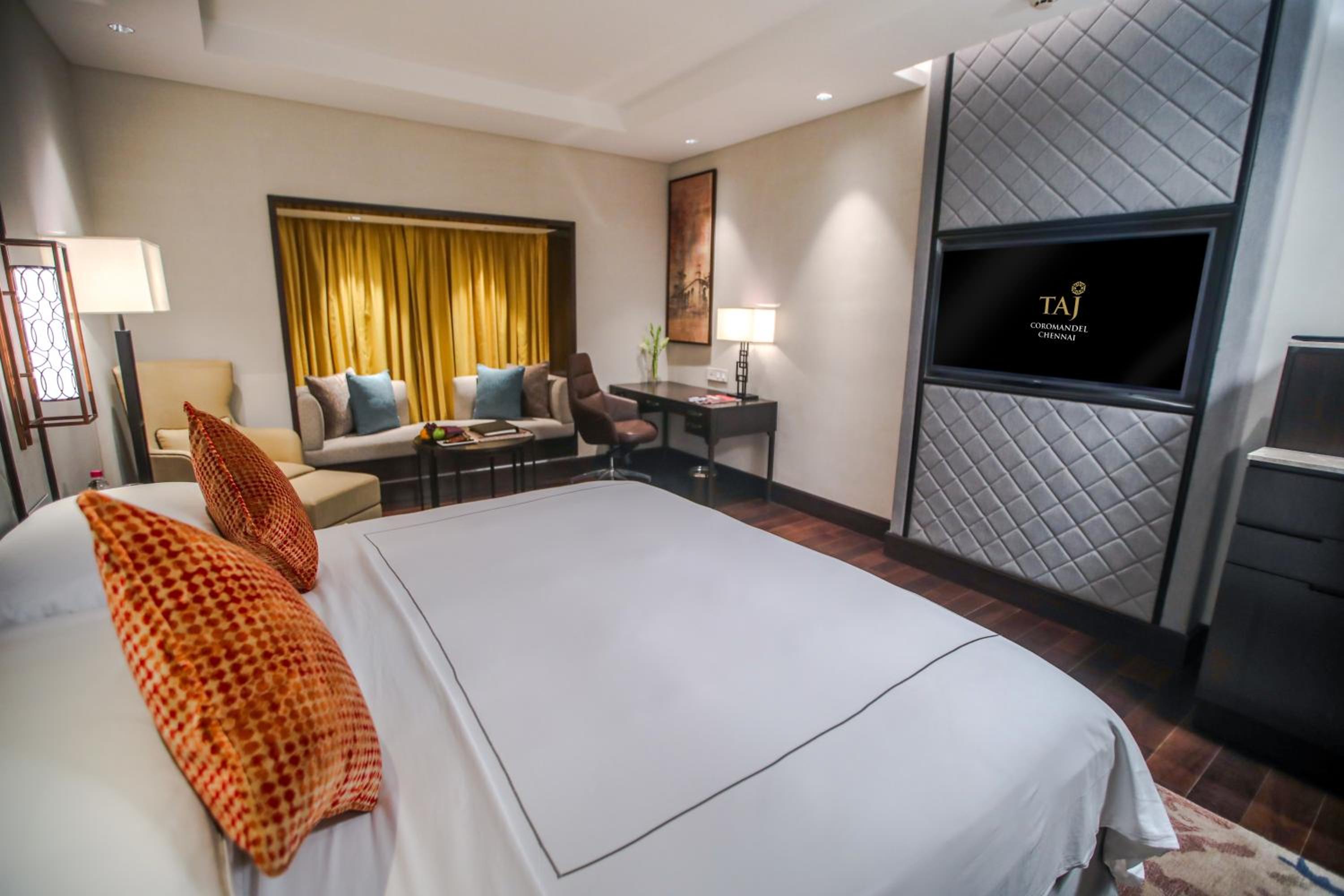 Club Room With Lounge Access & One Way Airport Transfer