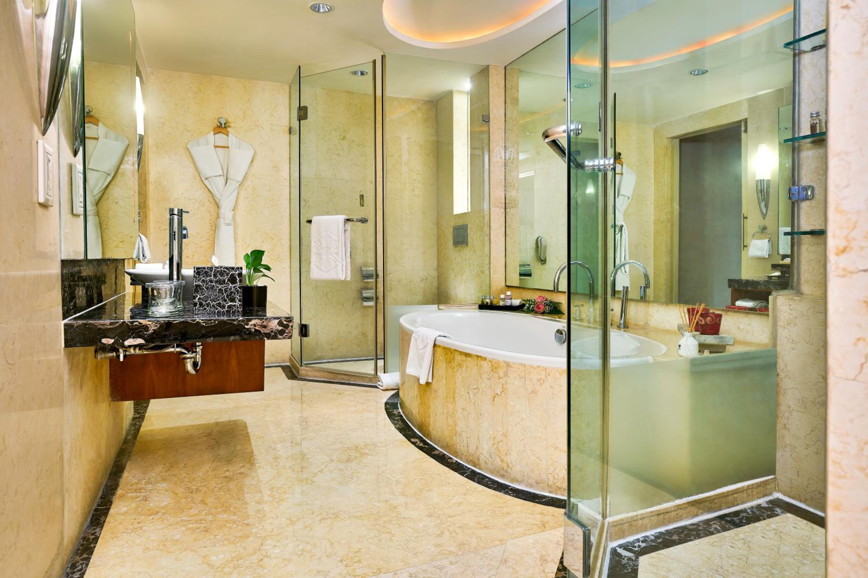 Deluxe Suite - One Way Airport Transfer & Evening Cocktail - Photo 2