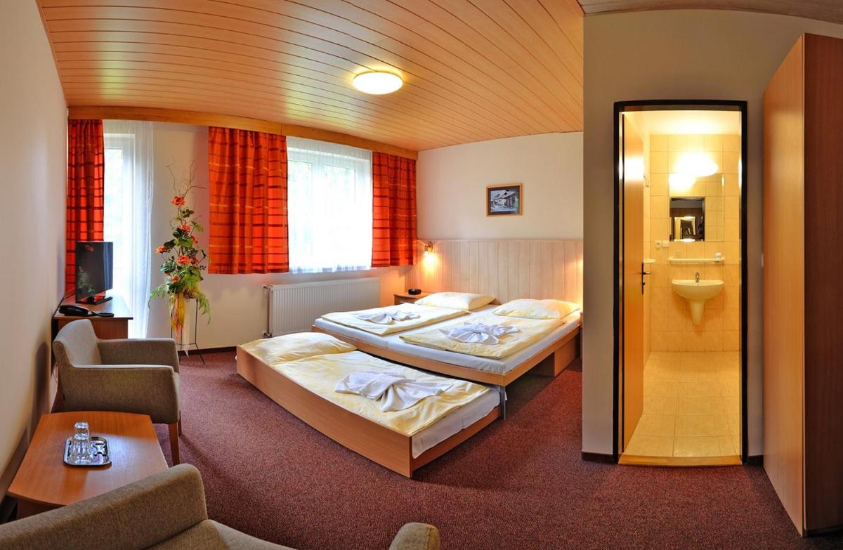 Double Room with Extra Bed photo 3