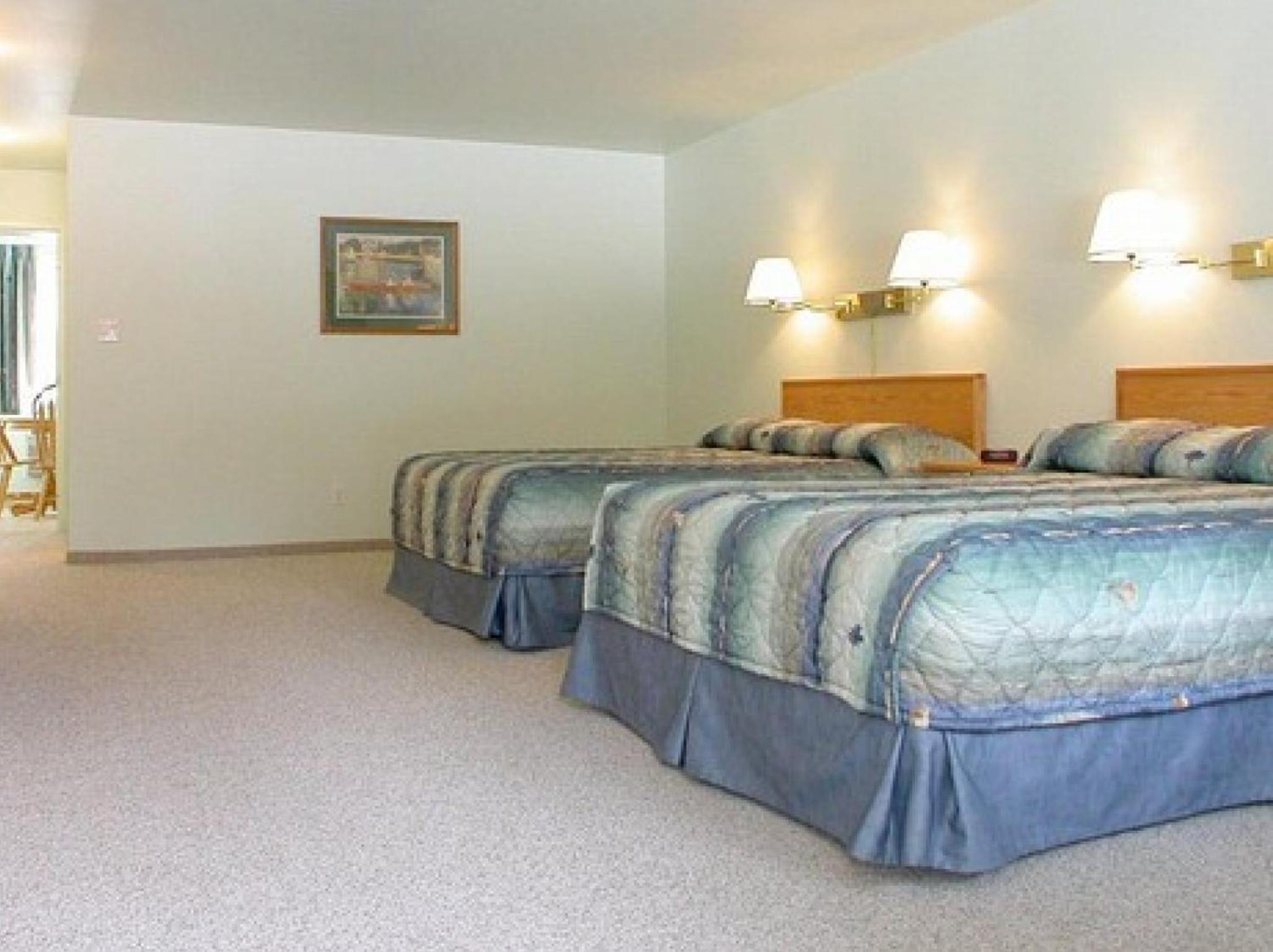 Queen Room with Two Queen Beds photo 1