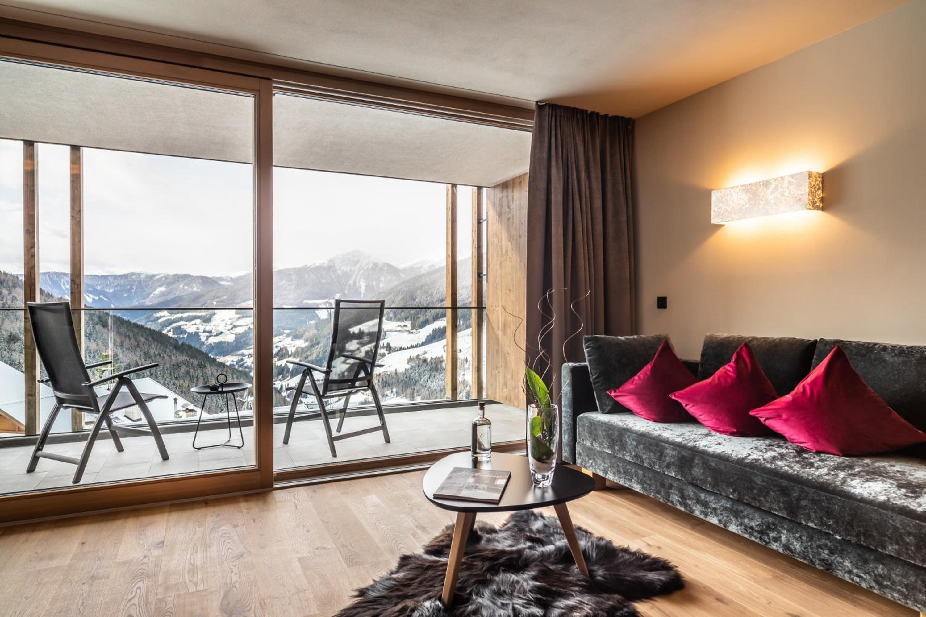 Junior Suite with Balcony and Mountain View photo 3