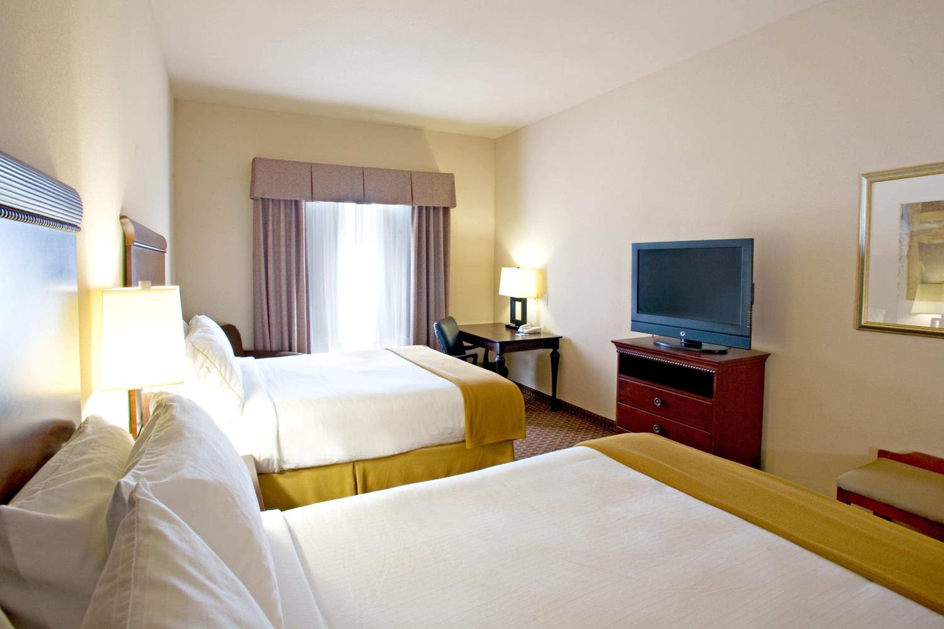 Queen Room with Two Queen Beds - Disability Access Hearing Accessible - Roll-In Shower