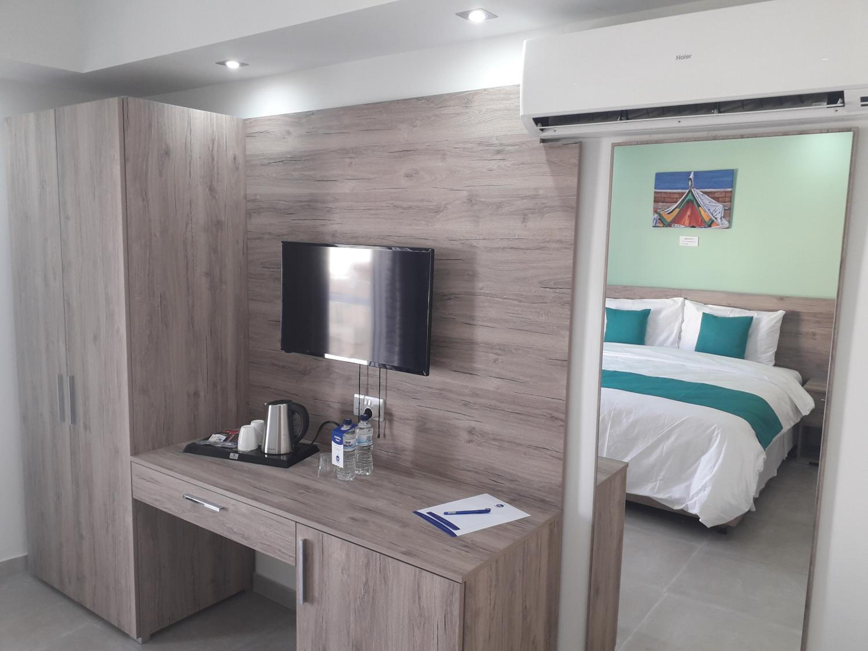 Deluxe Double or Twin Room with City View - Photo 17