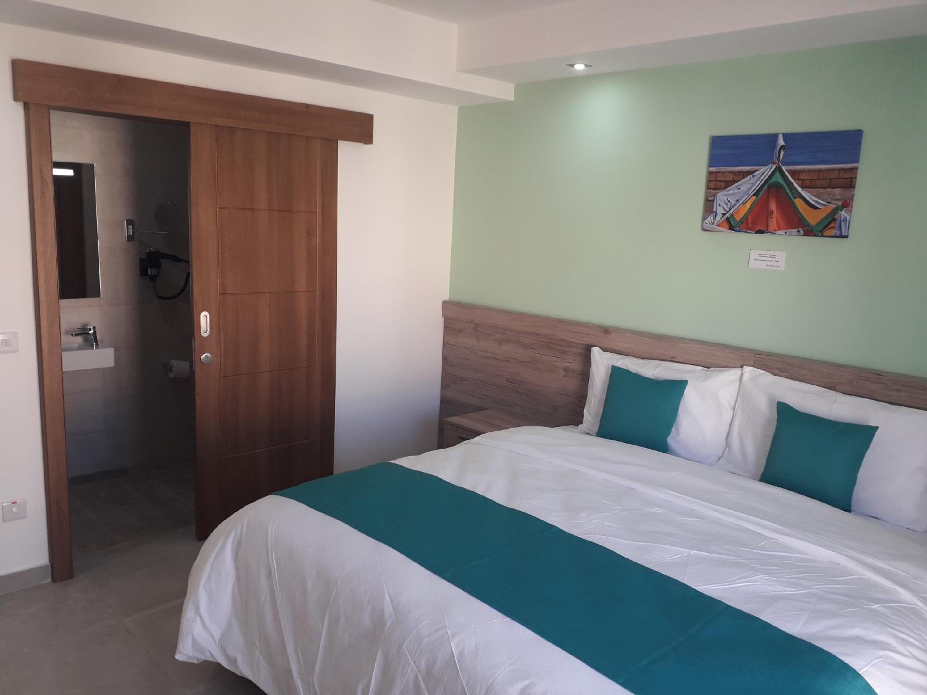 Deluxe Double or Twin Room with City View - Photo 18