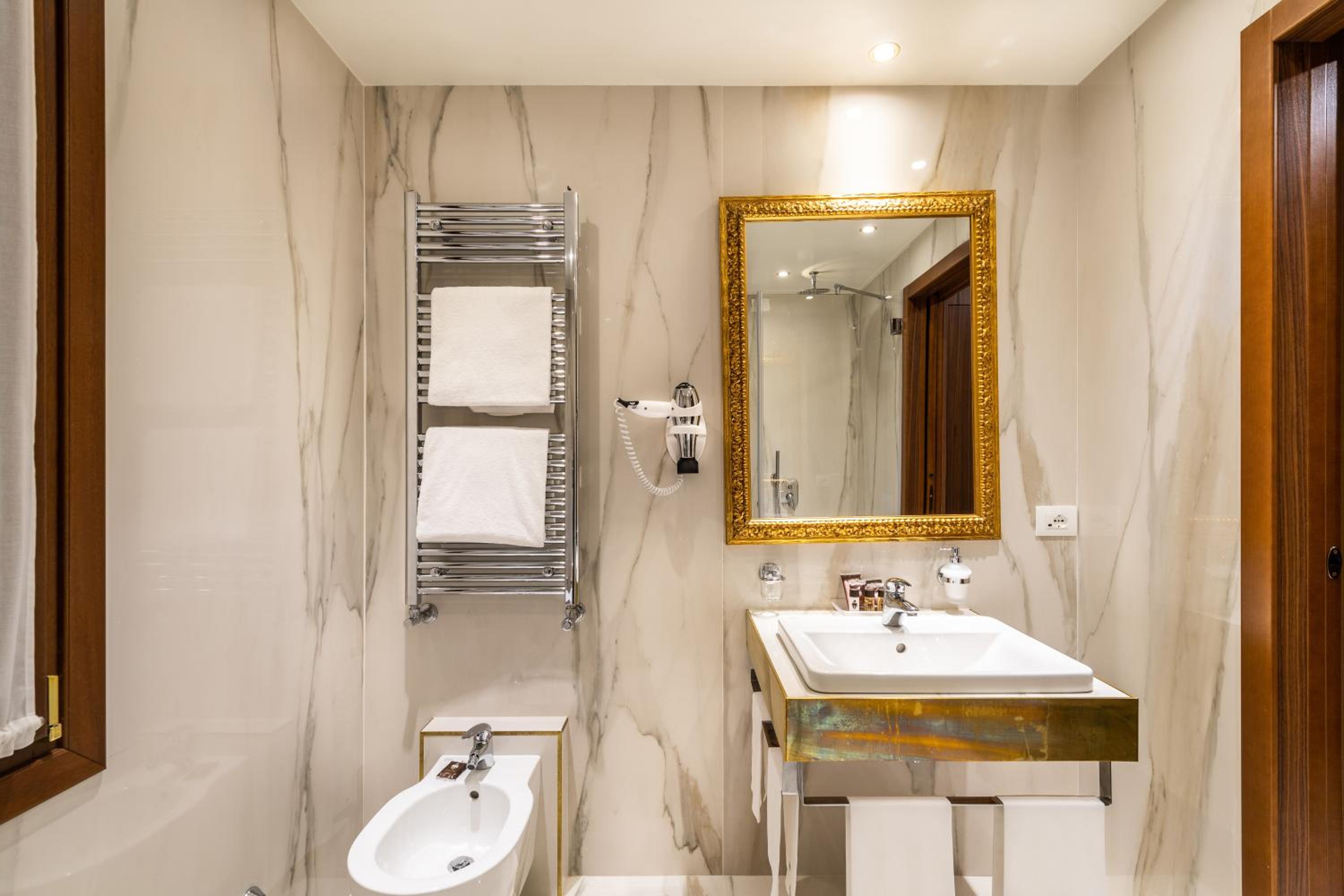 Standard Double or Twin Room thumbnail 6