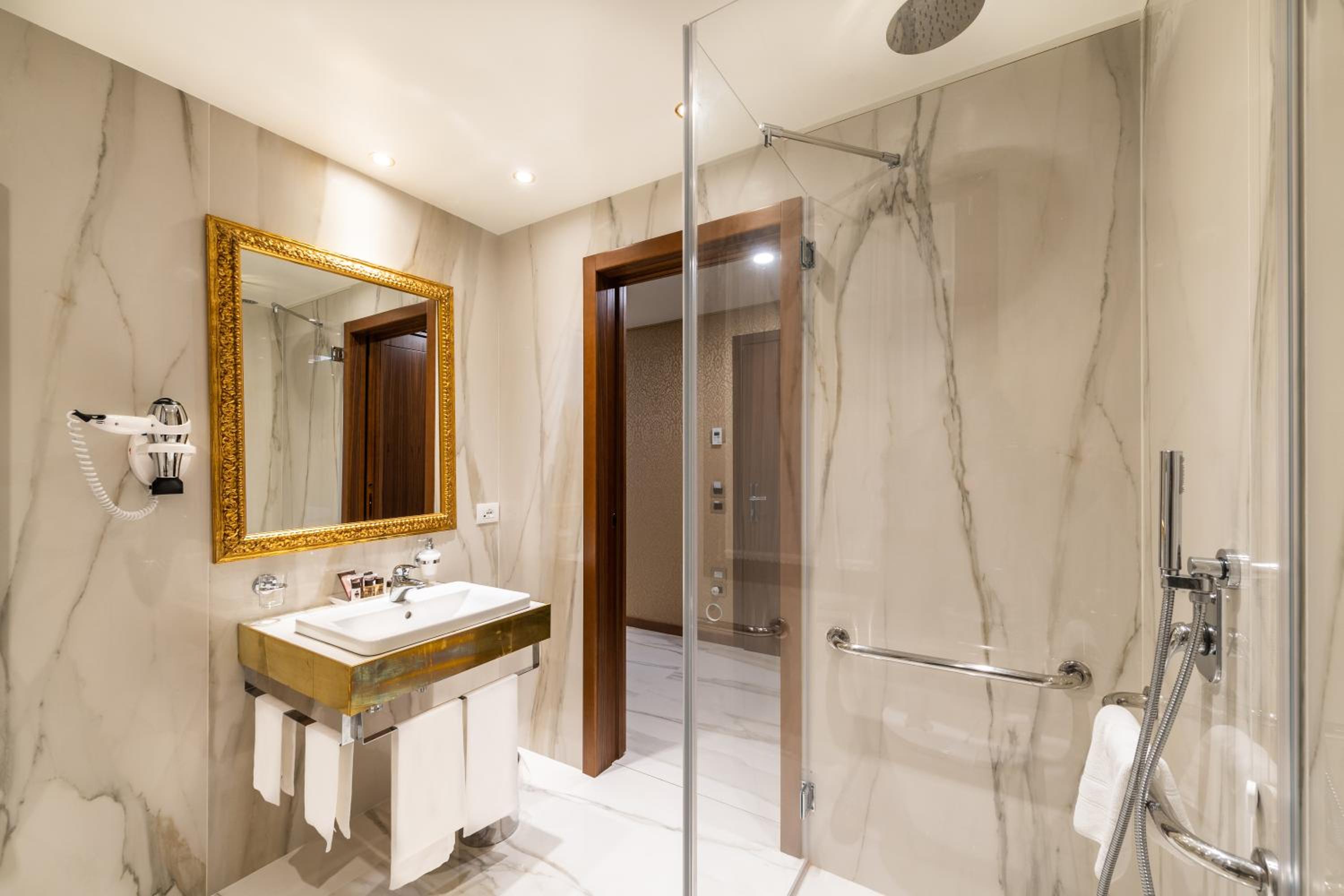 Standard Double or Twin Room thumbnail 5