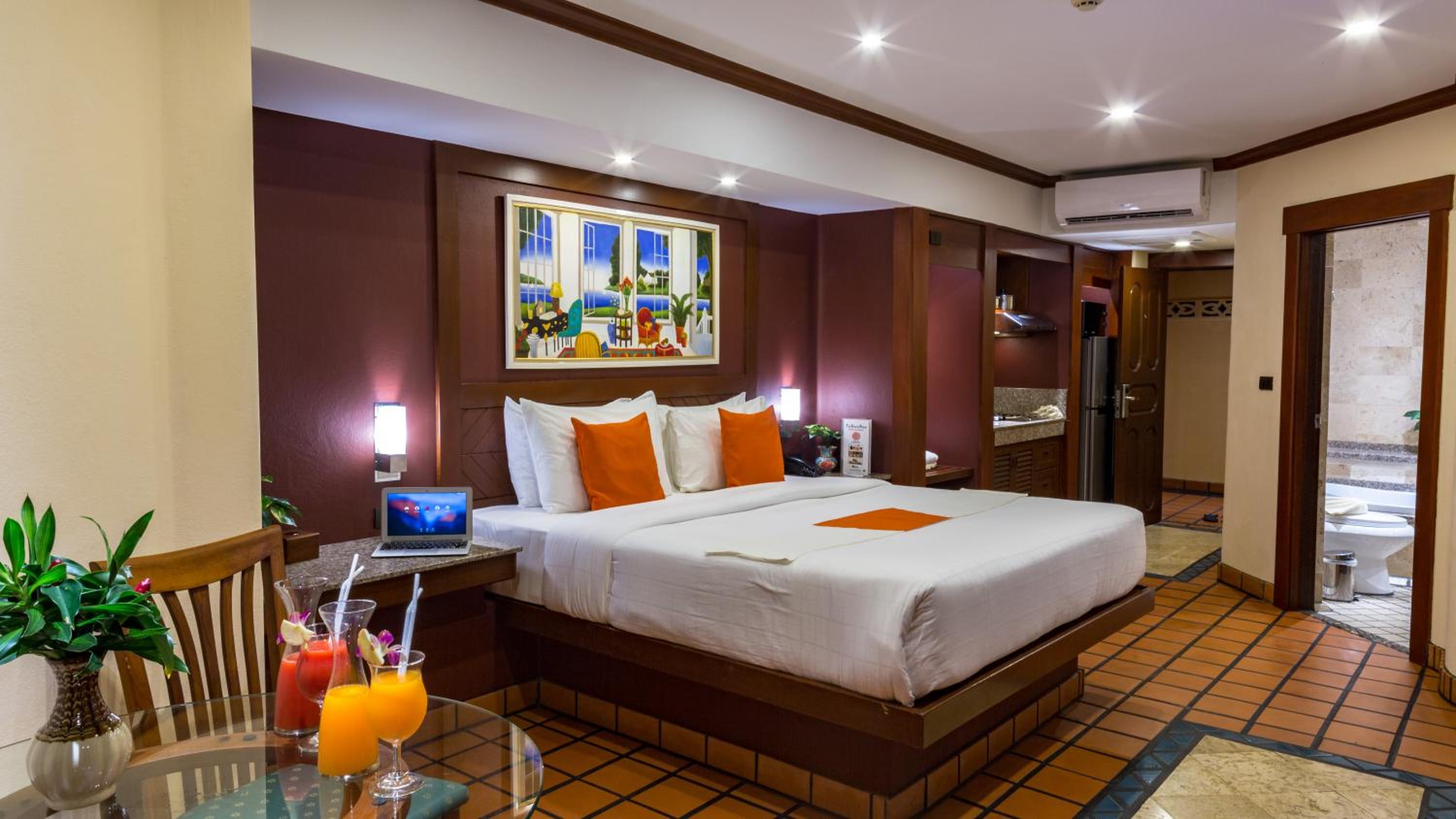 Deluxe Room - Photo 12