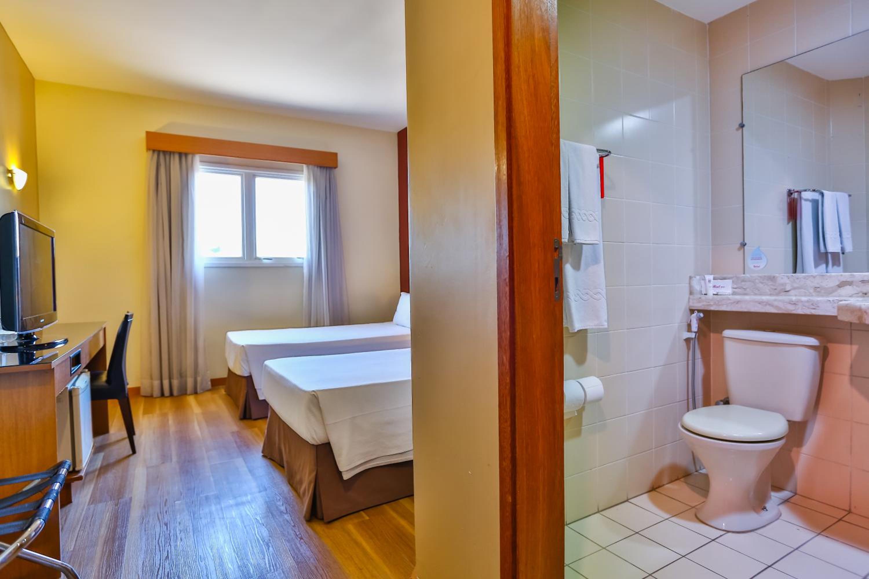 Standard Twin Room - Photo 4