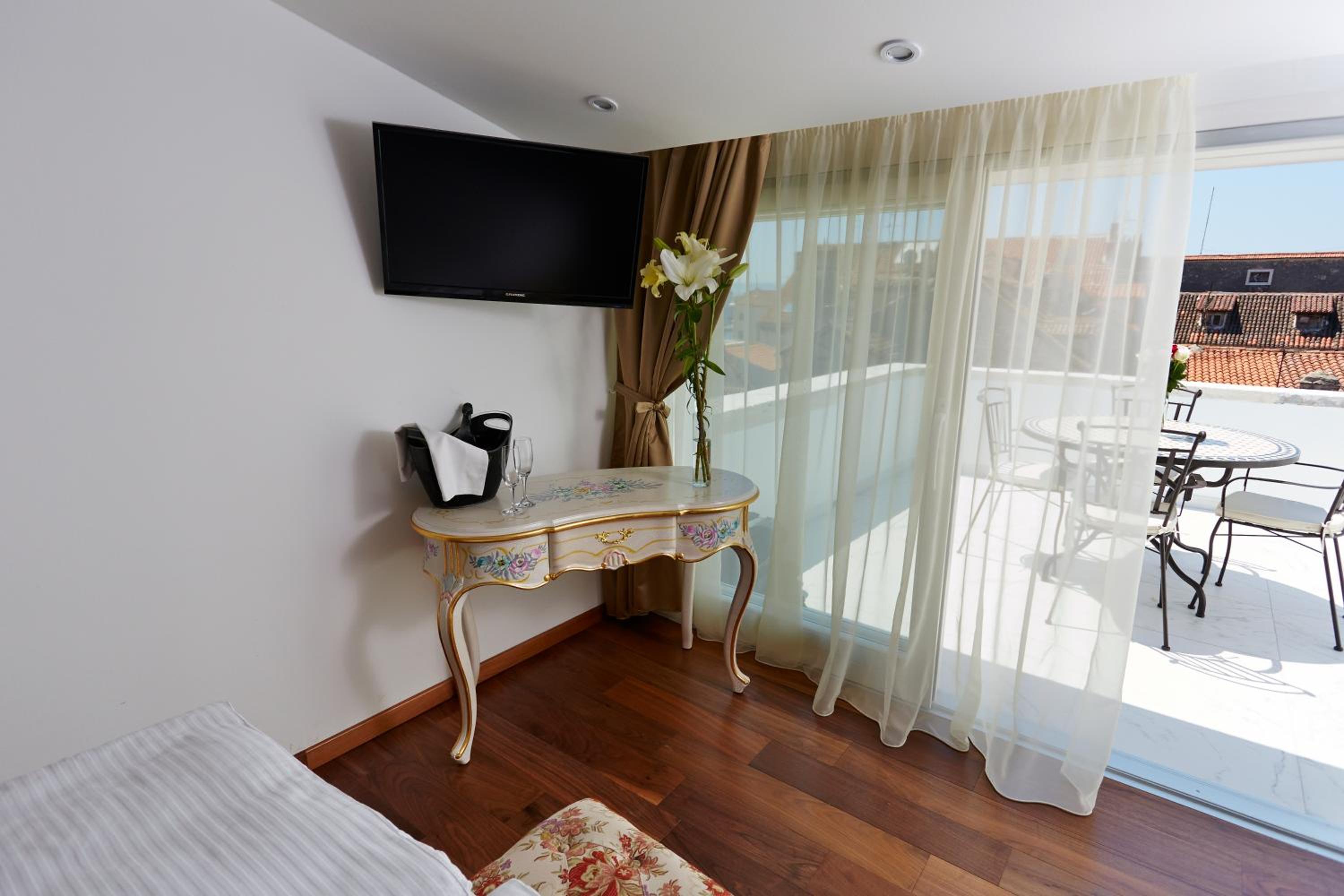 Deluxe Family Room with Balcony and Sea View - Photo 15