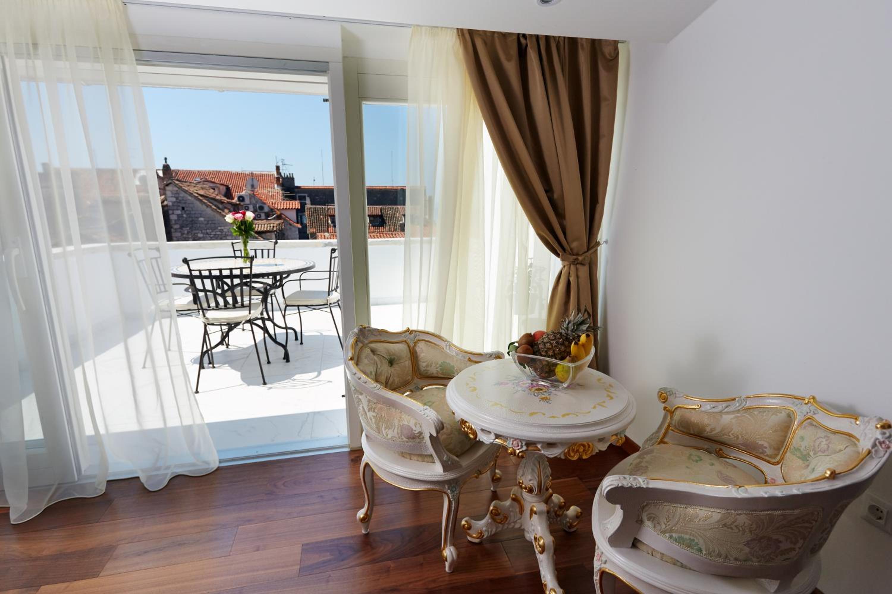 Deluxe Family Room with Balcony and Sea View - Photo 16