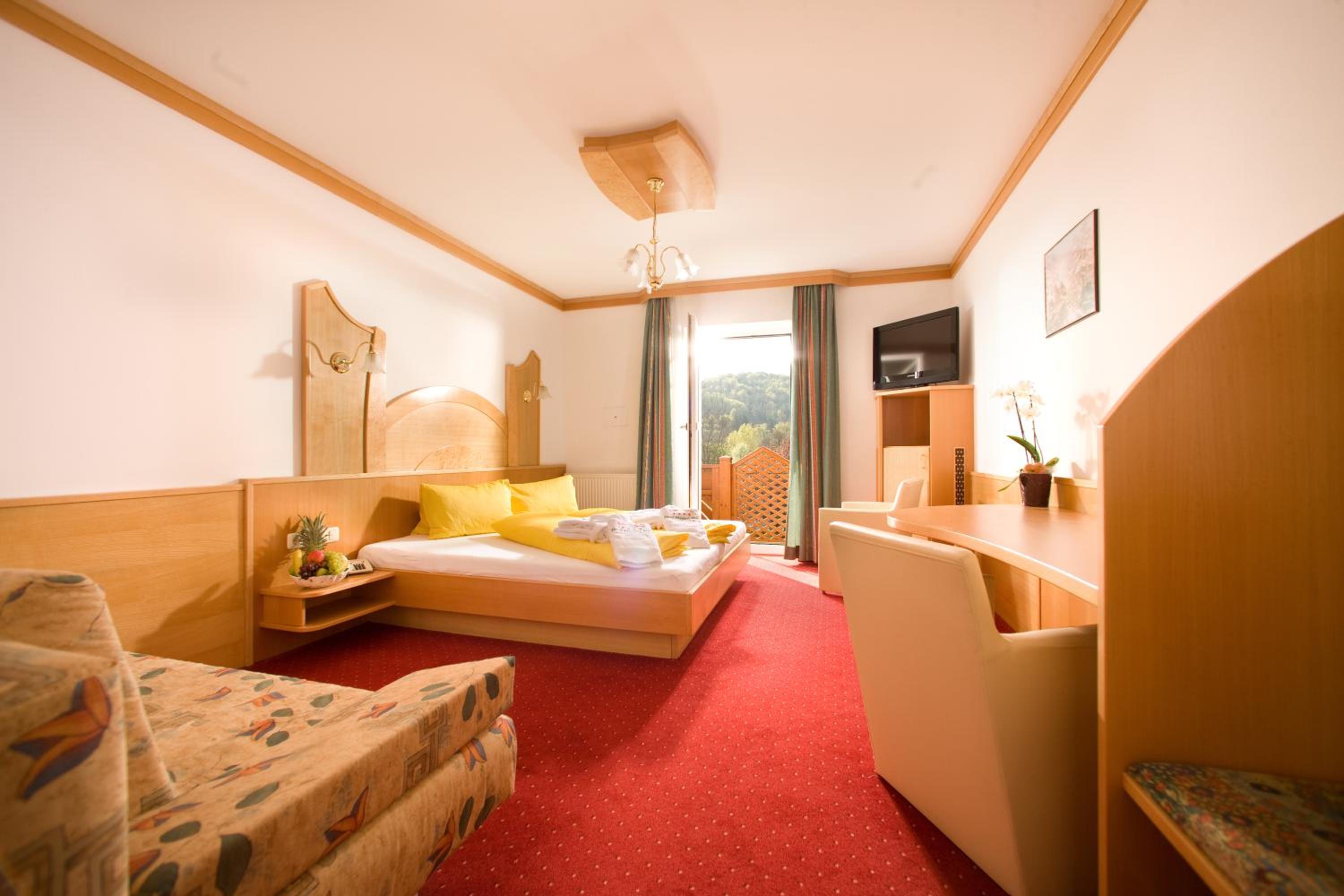 Quadruple Room (2 Adults + 2 Children) photo 3