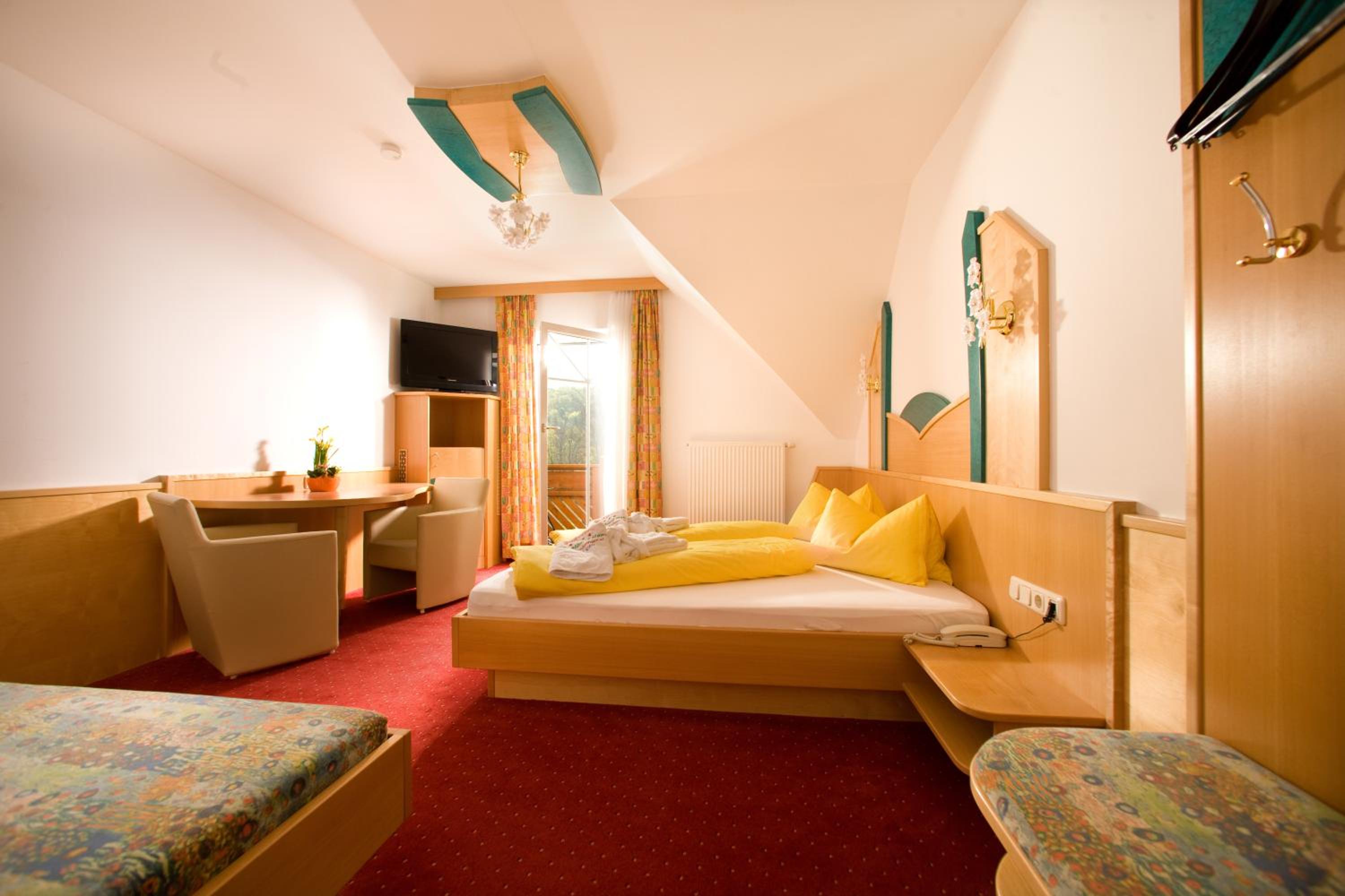 Quadruple Room (2 Adults + 2 Children) photo 1