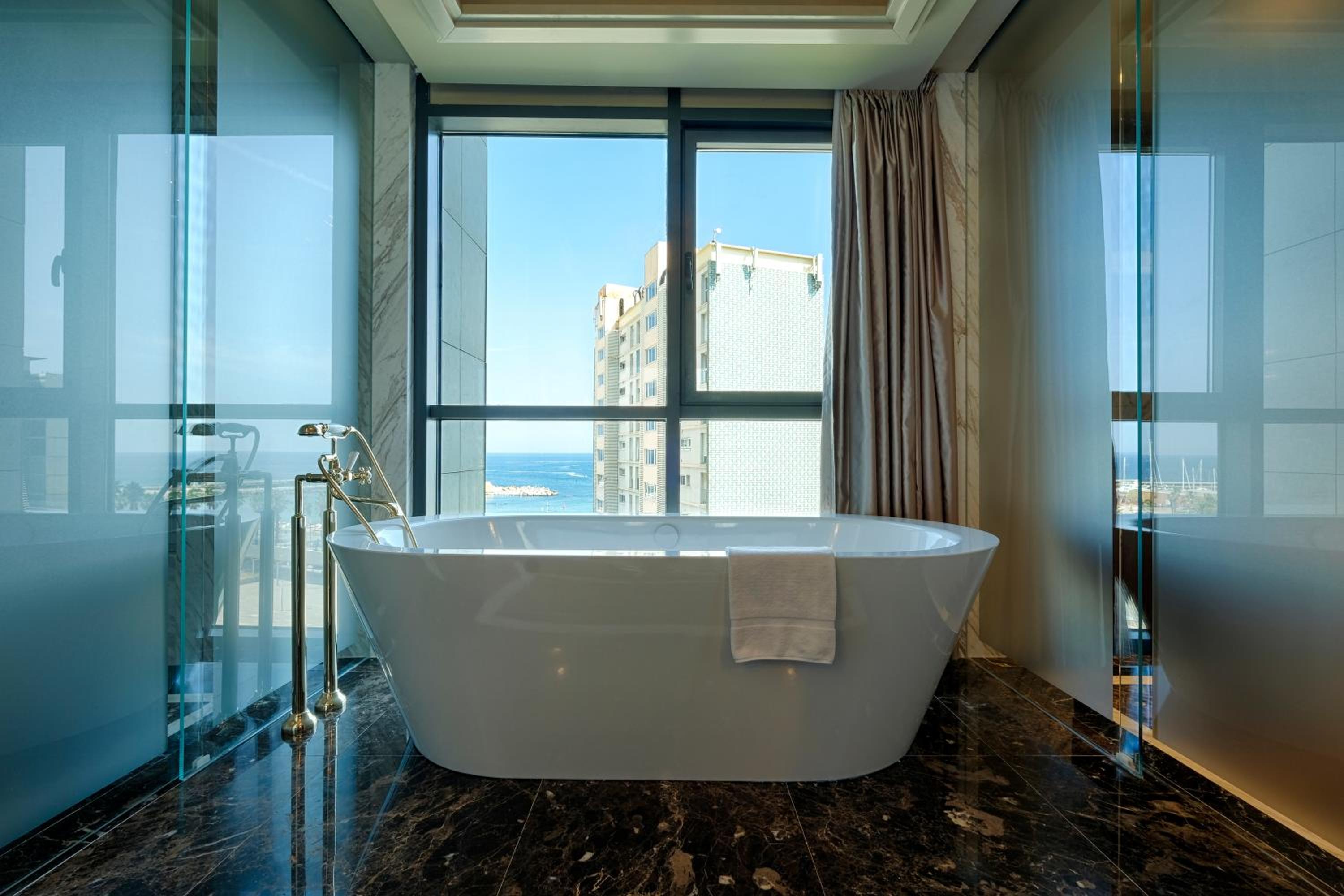 Presidential Suite thumbnail 6