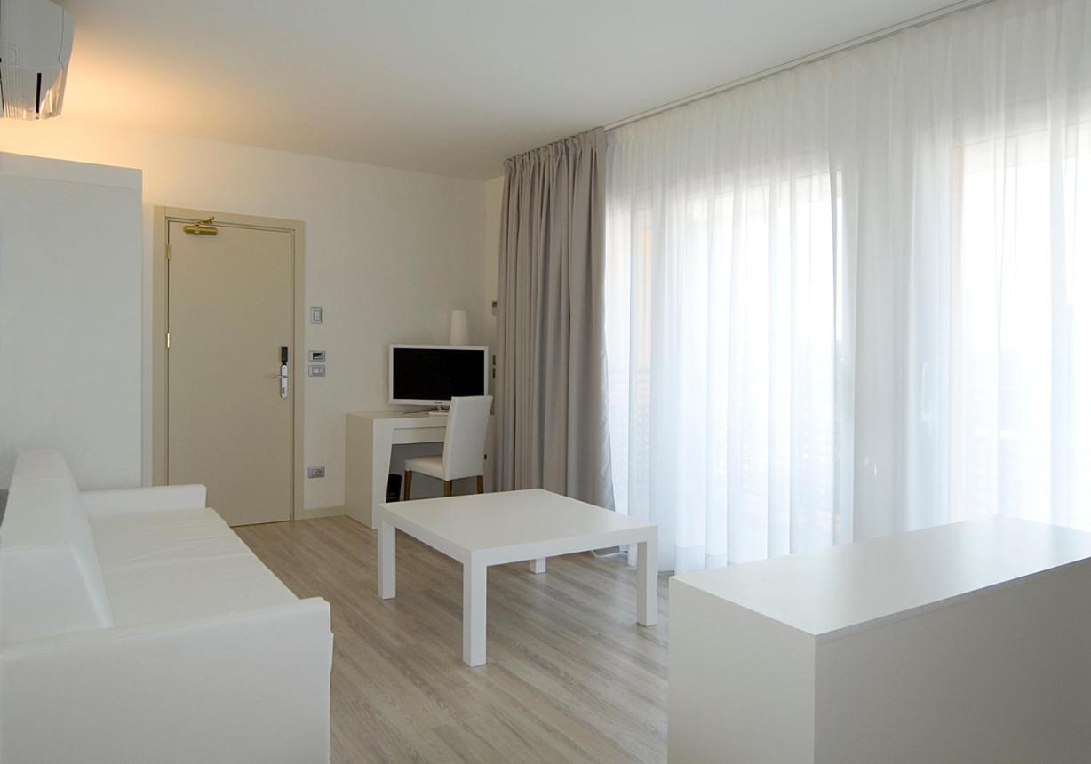 Suite  - Photo 7