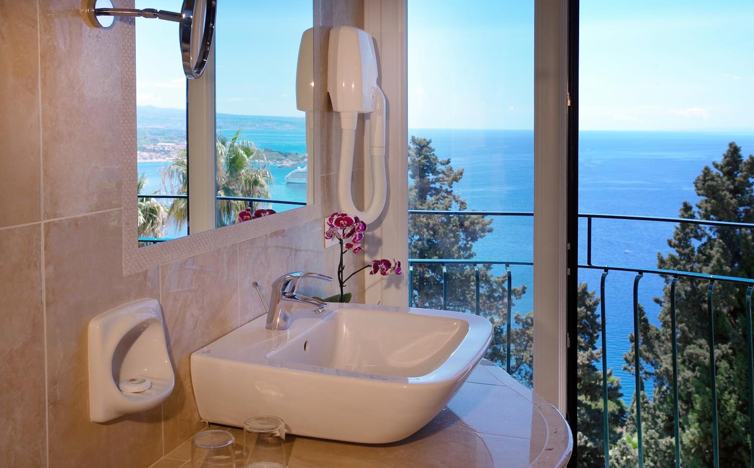 Double or Twin Room with Sea View - Photo 4