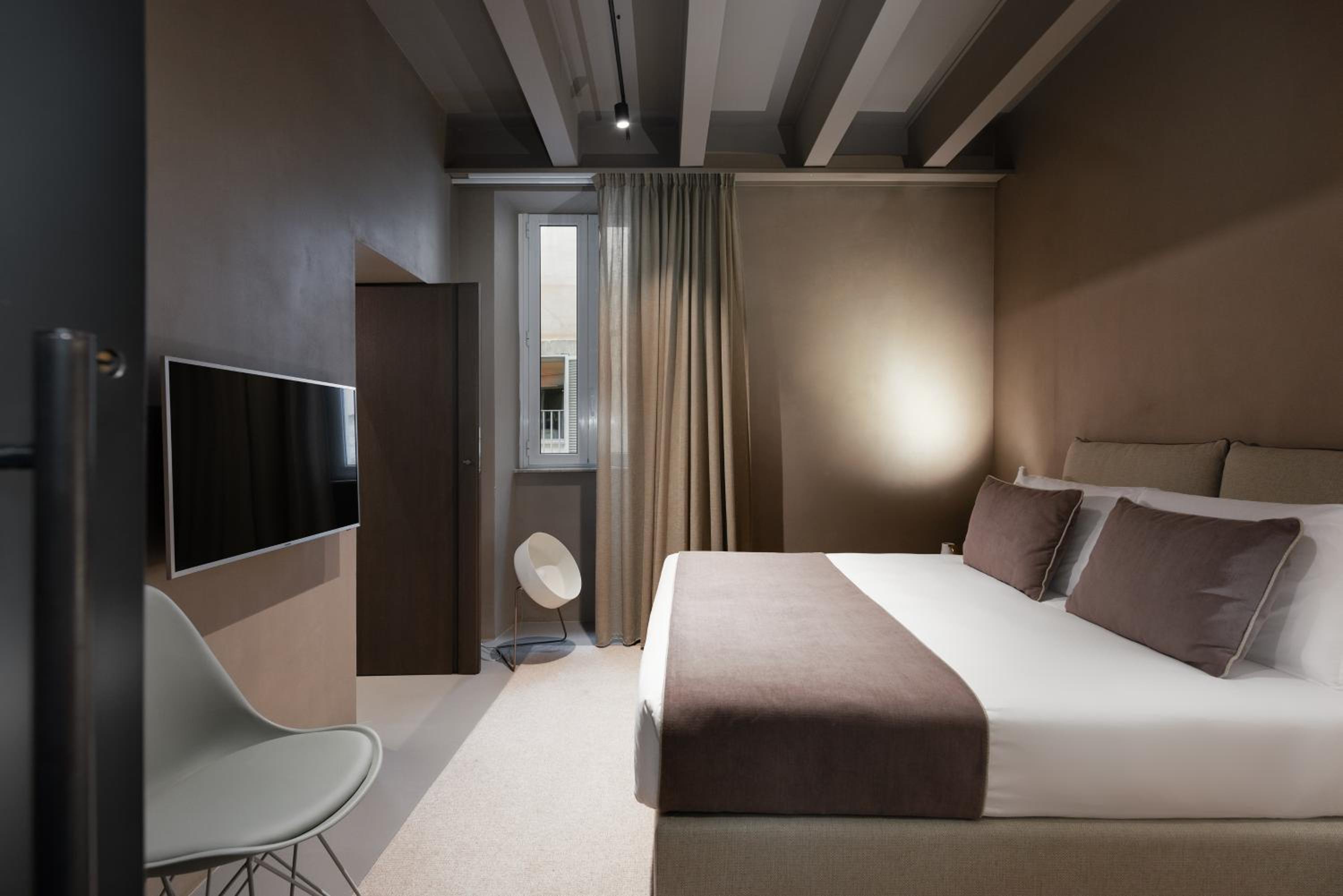 Suite Triple Superior with Piazza di Spagna View photo 1