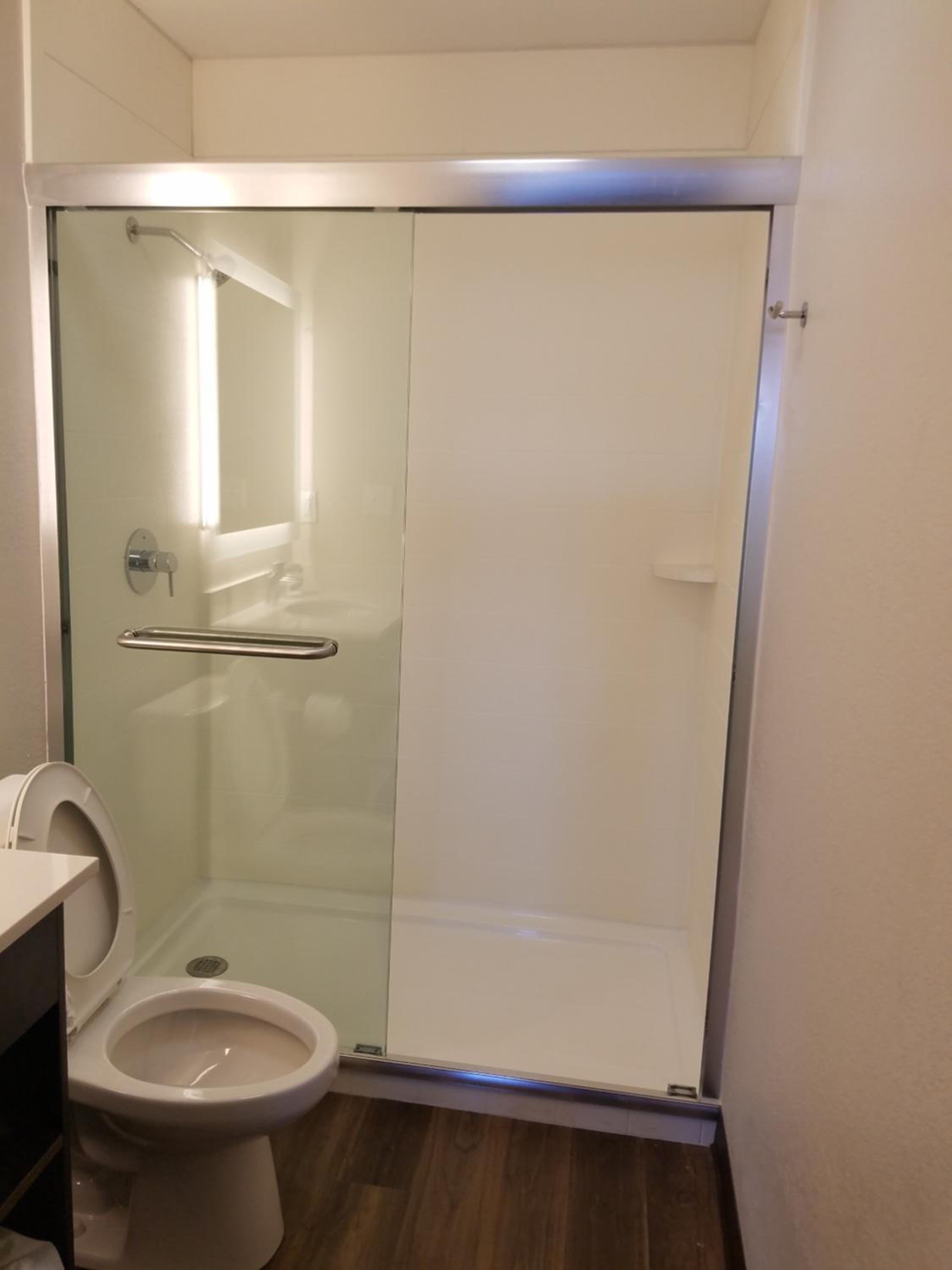 One Queen Bed Kitchenette Suite - Non Smoking - Photo 3
