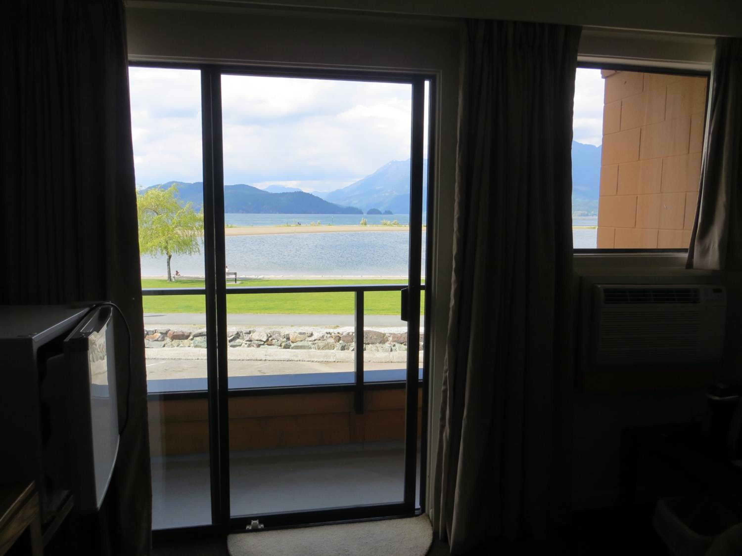 King Room with Balcony and Lake View - Photo 15