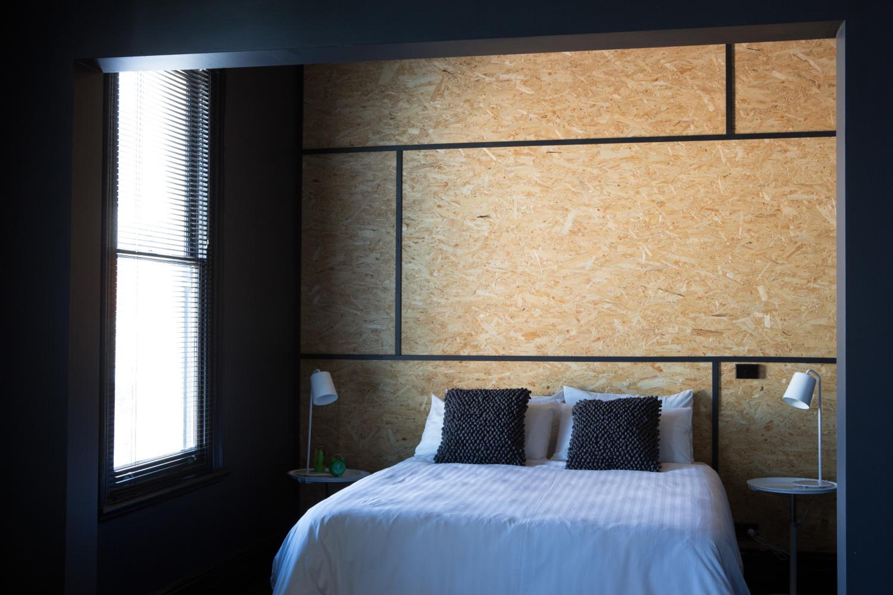 Superior King Room thumbnail 5