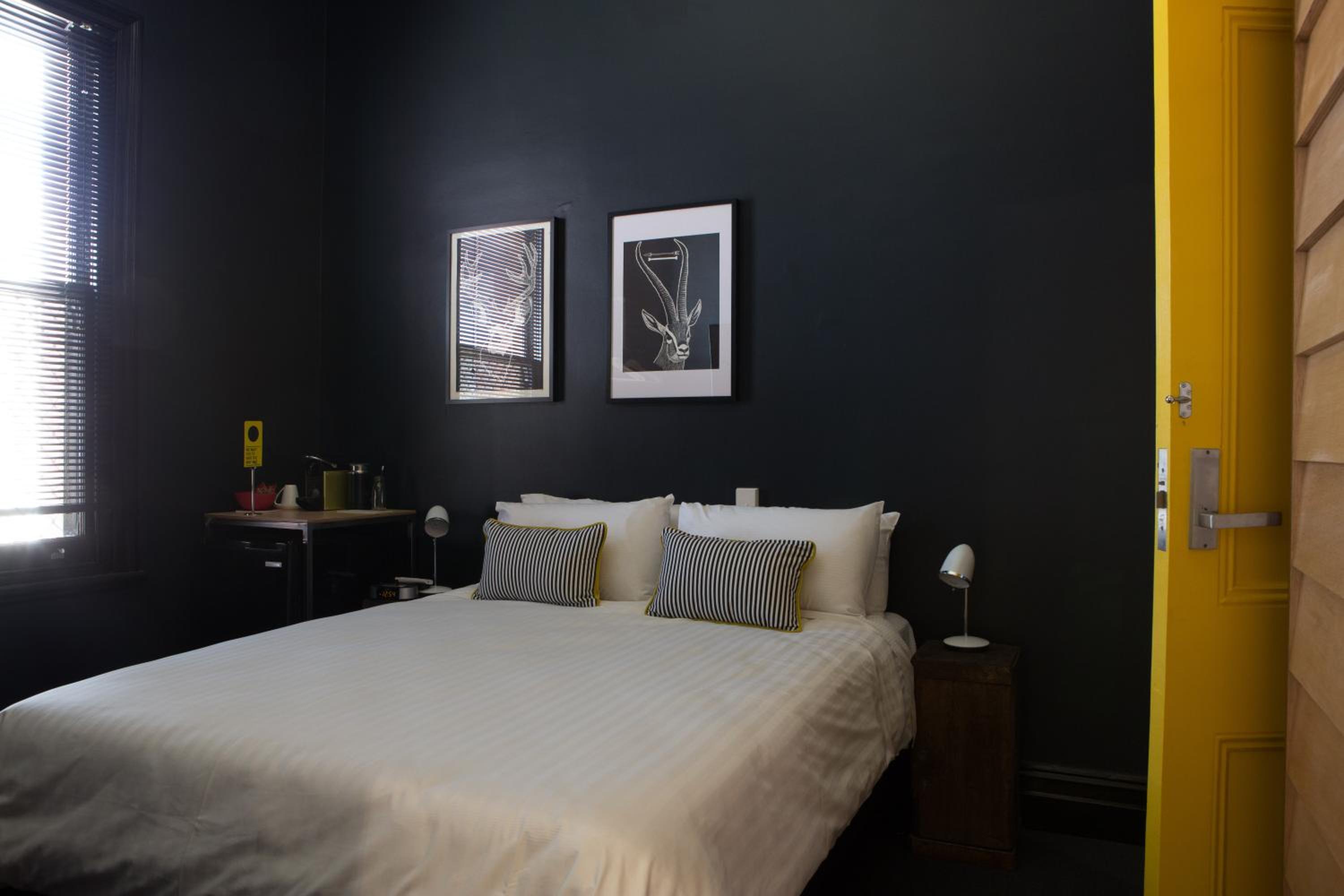Deluxe Queen Room thumbnail 6