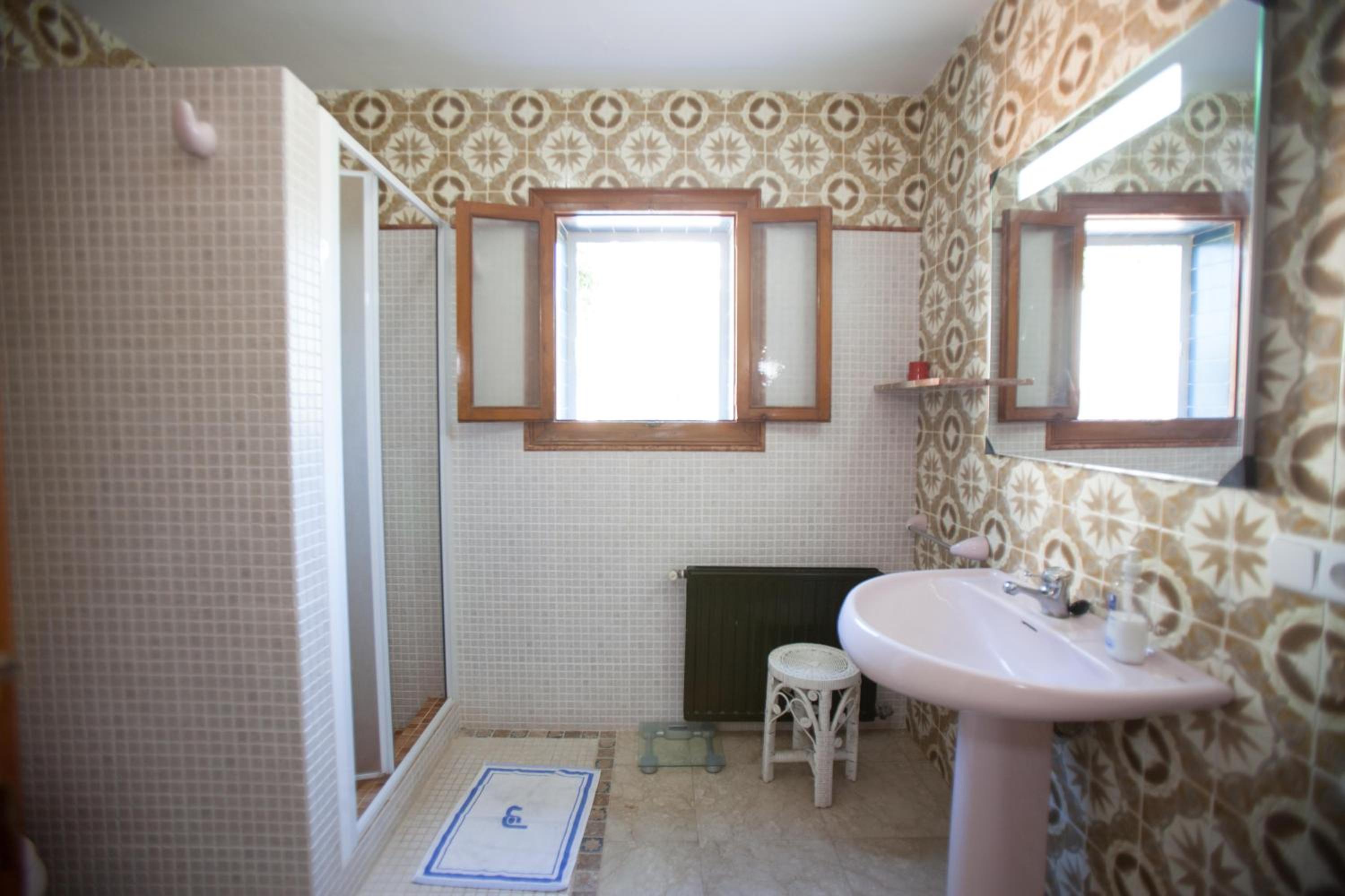 Six-Bedroom House photo 2