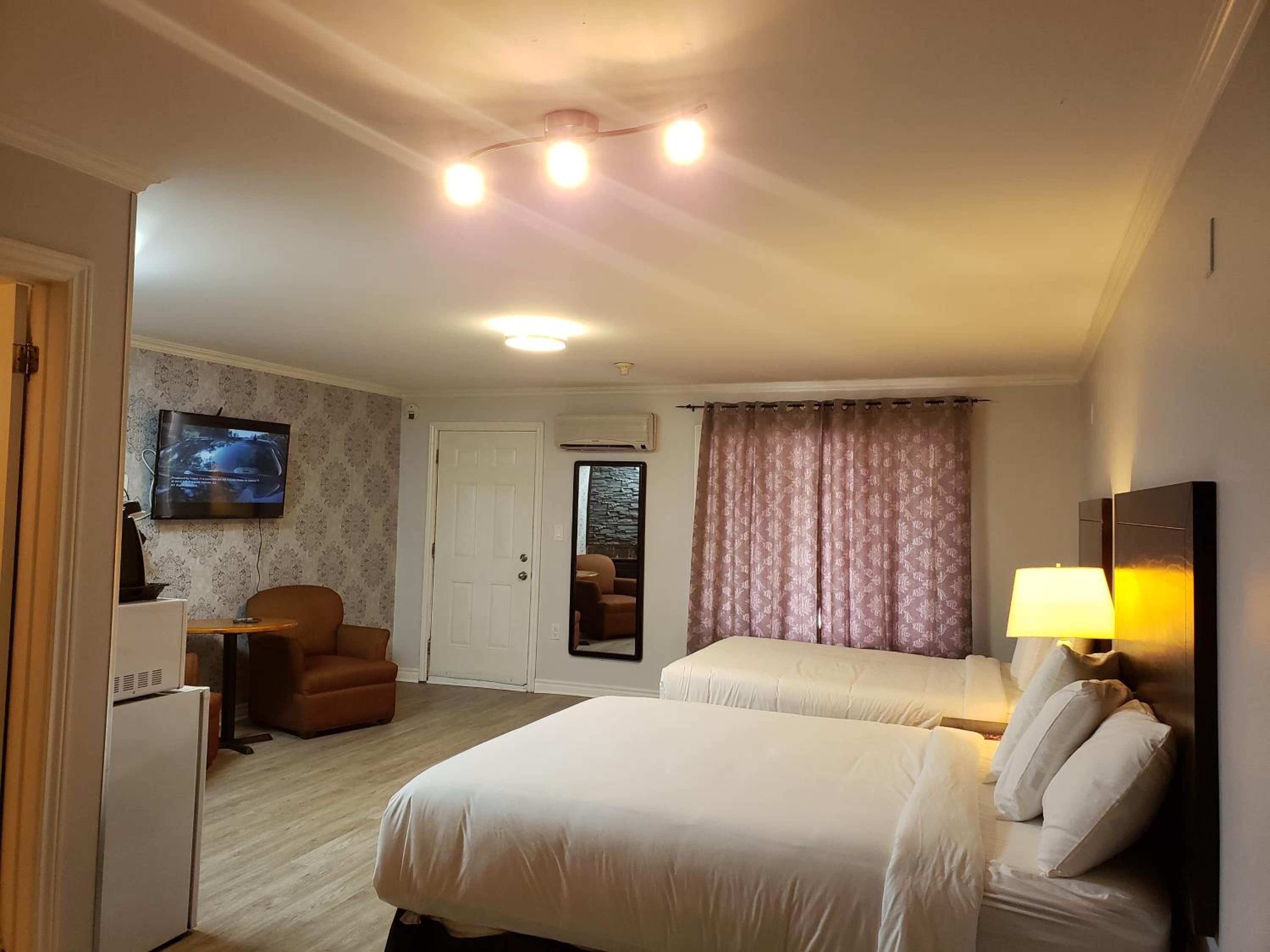 Deluxe Suite with Spa Bath - Photo 4