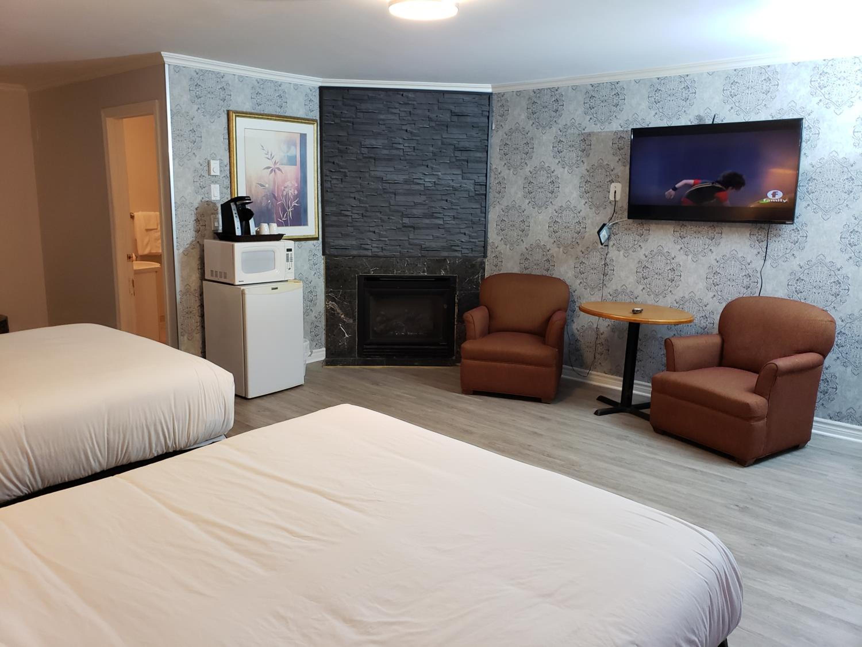 Deluxe Suite with Spa Bath - Photo 3