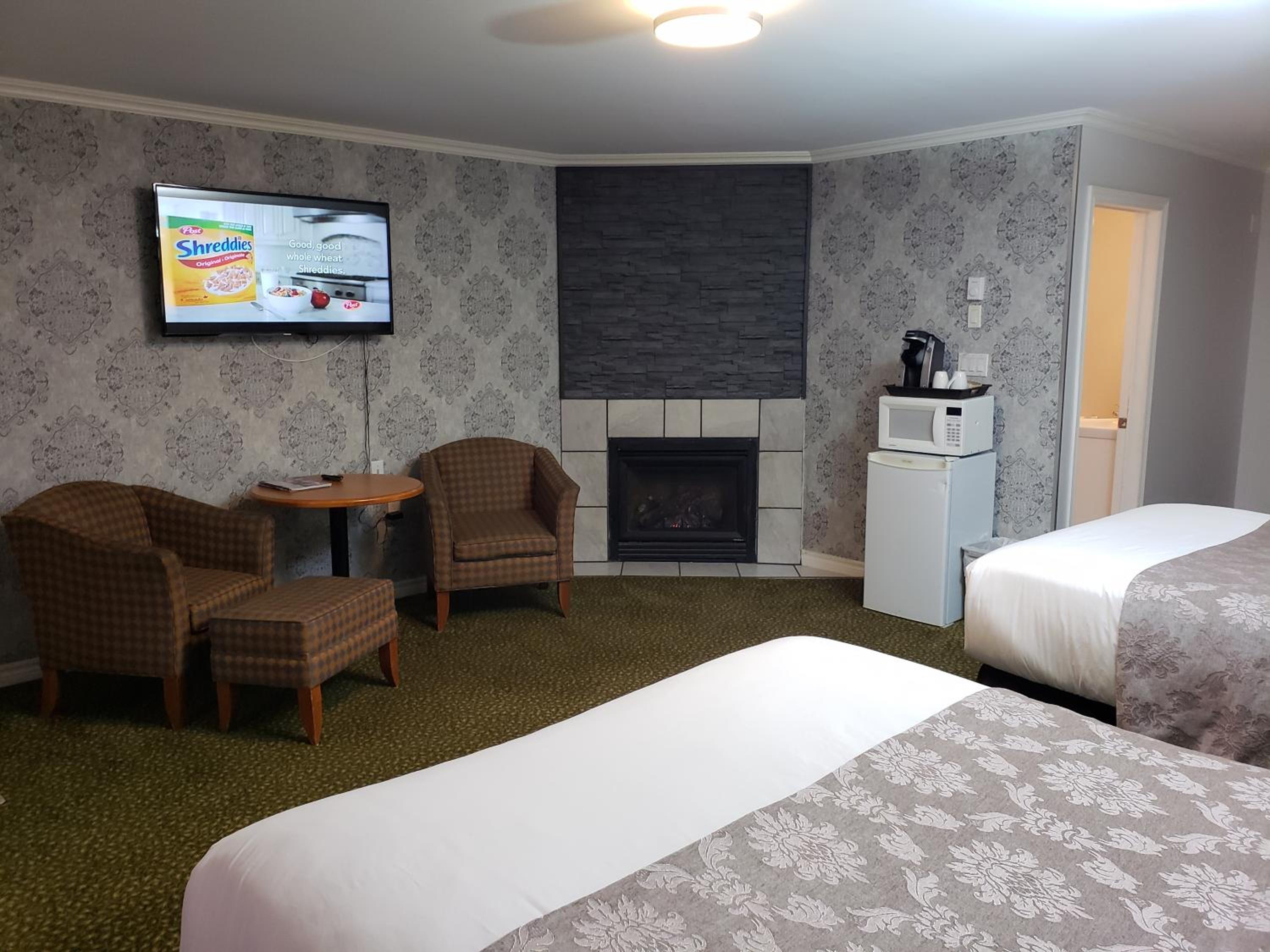 Deluxe Suite with Spa Bath - Photo 6