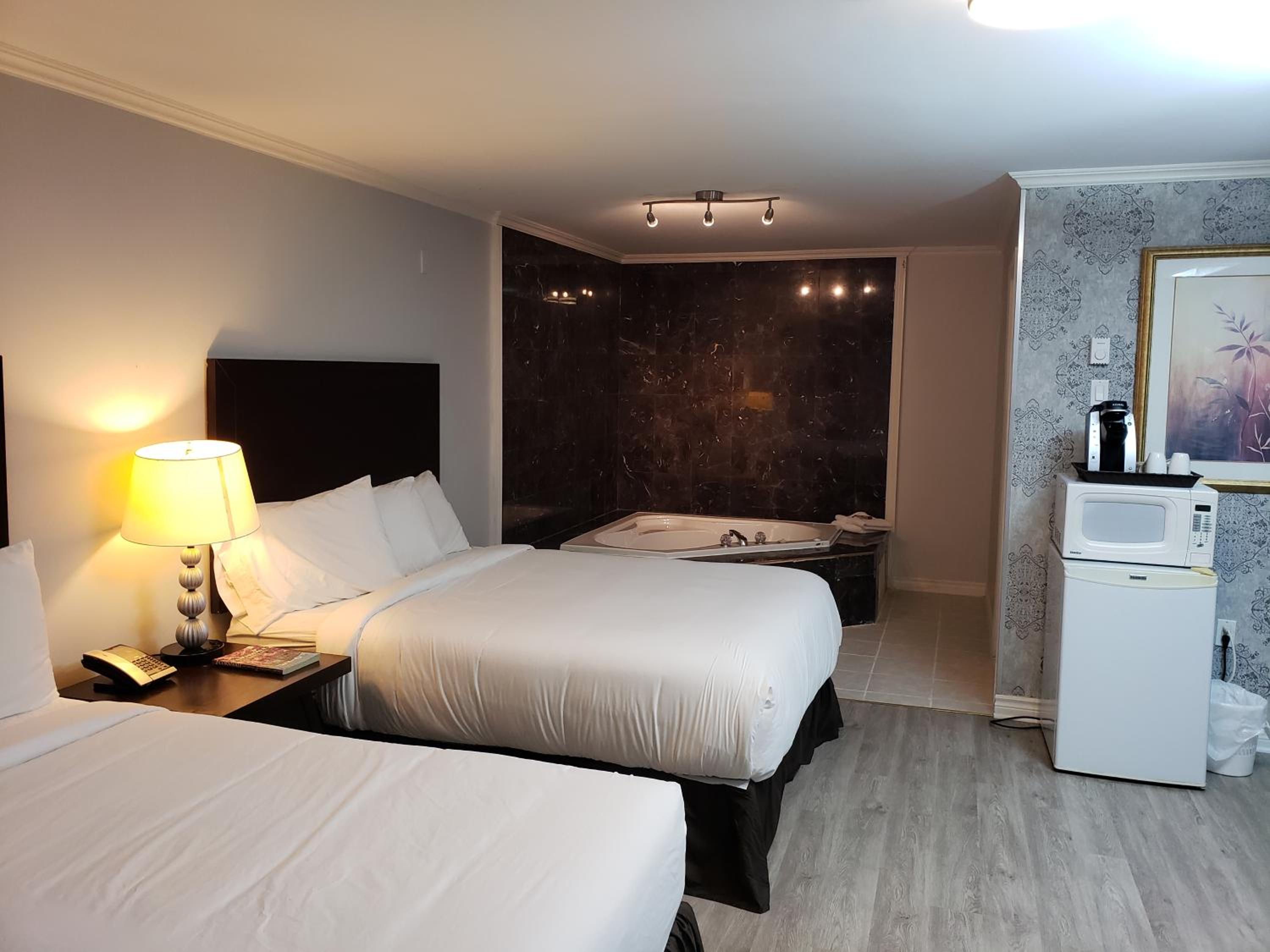 Deluxe Suite with Spa Bath - Photo 8