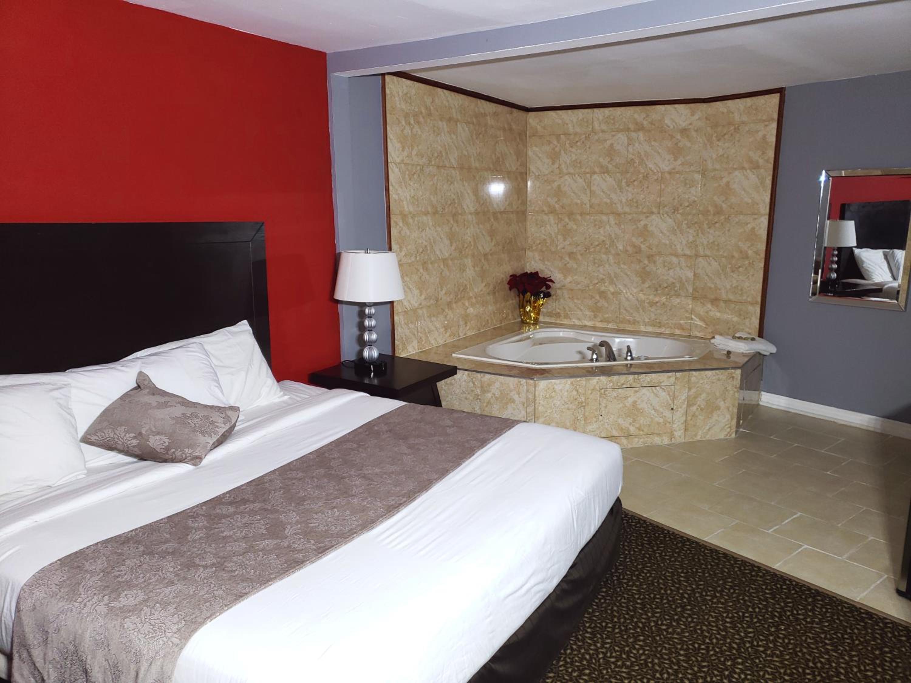 King Suite with Spa Bath - Photo 1