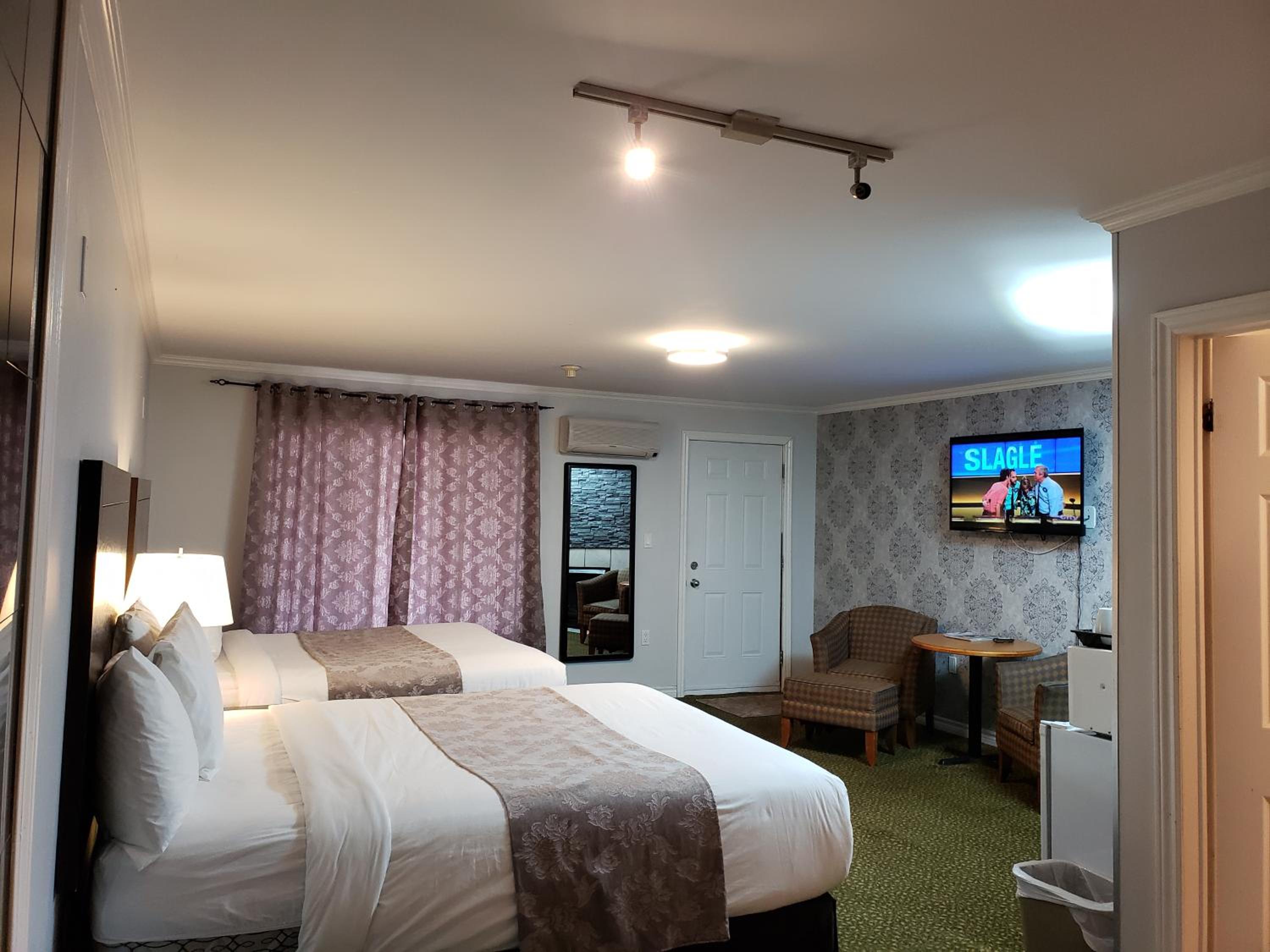 Deluxe Suite with Spa Bath - Photo 2
