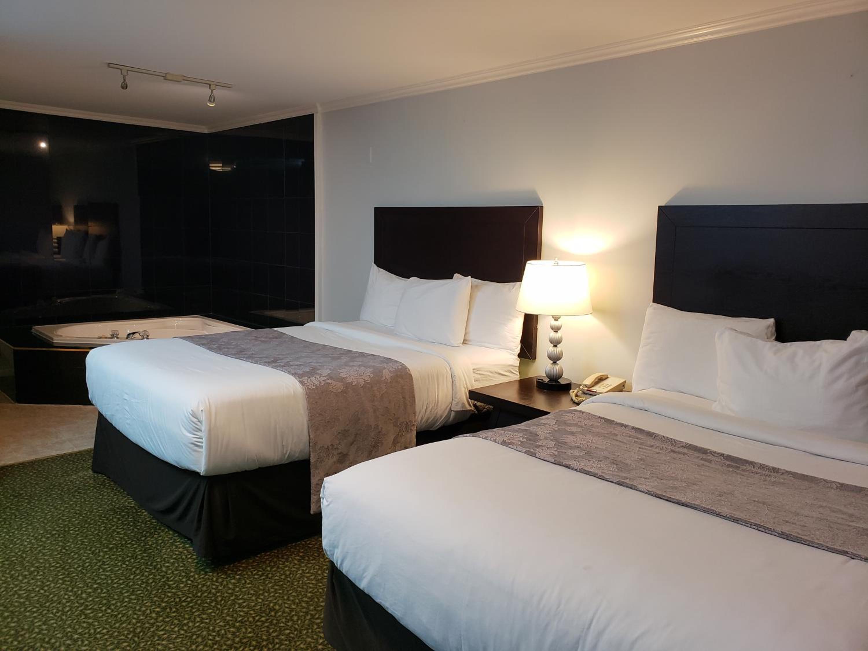 Deluxe Suite with Spa Bath - Photo 7