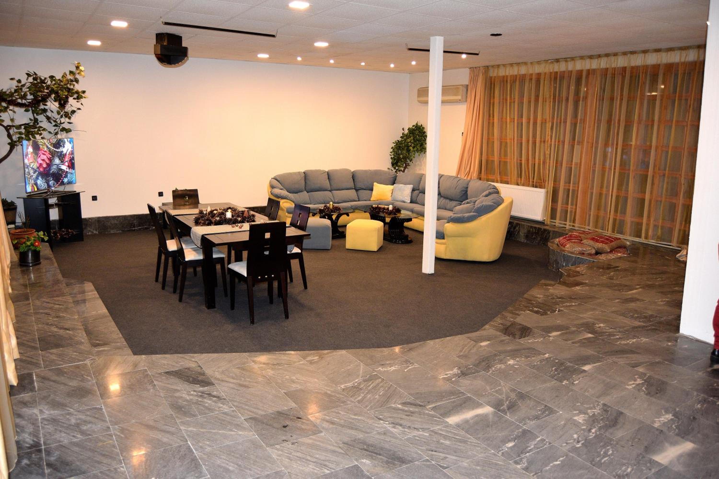 Four-Bedroom Villa with Jacuzzi - Photo 1